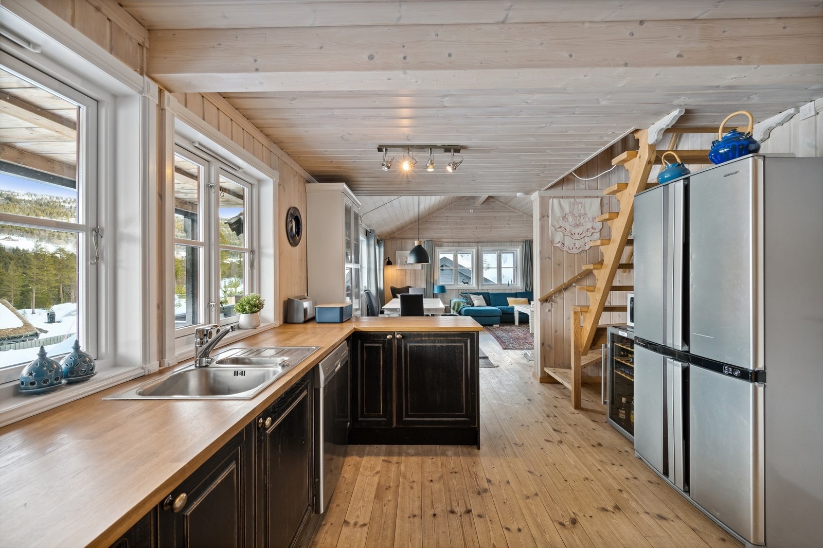 Fra kjøkkenet er det deilig utsikt mot fjellheimen som enkelt kan nytes når man lager mat. Galleribilde