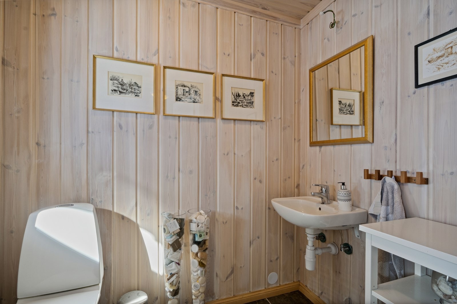 Det er det eget toalettrom som er innredet med servant og toalett. Toalettrommet i hovedetasjen er praktisk beliggende ved besøk av gjester. Galleribilde