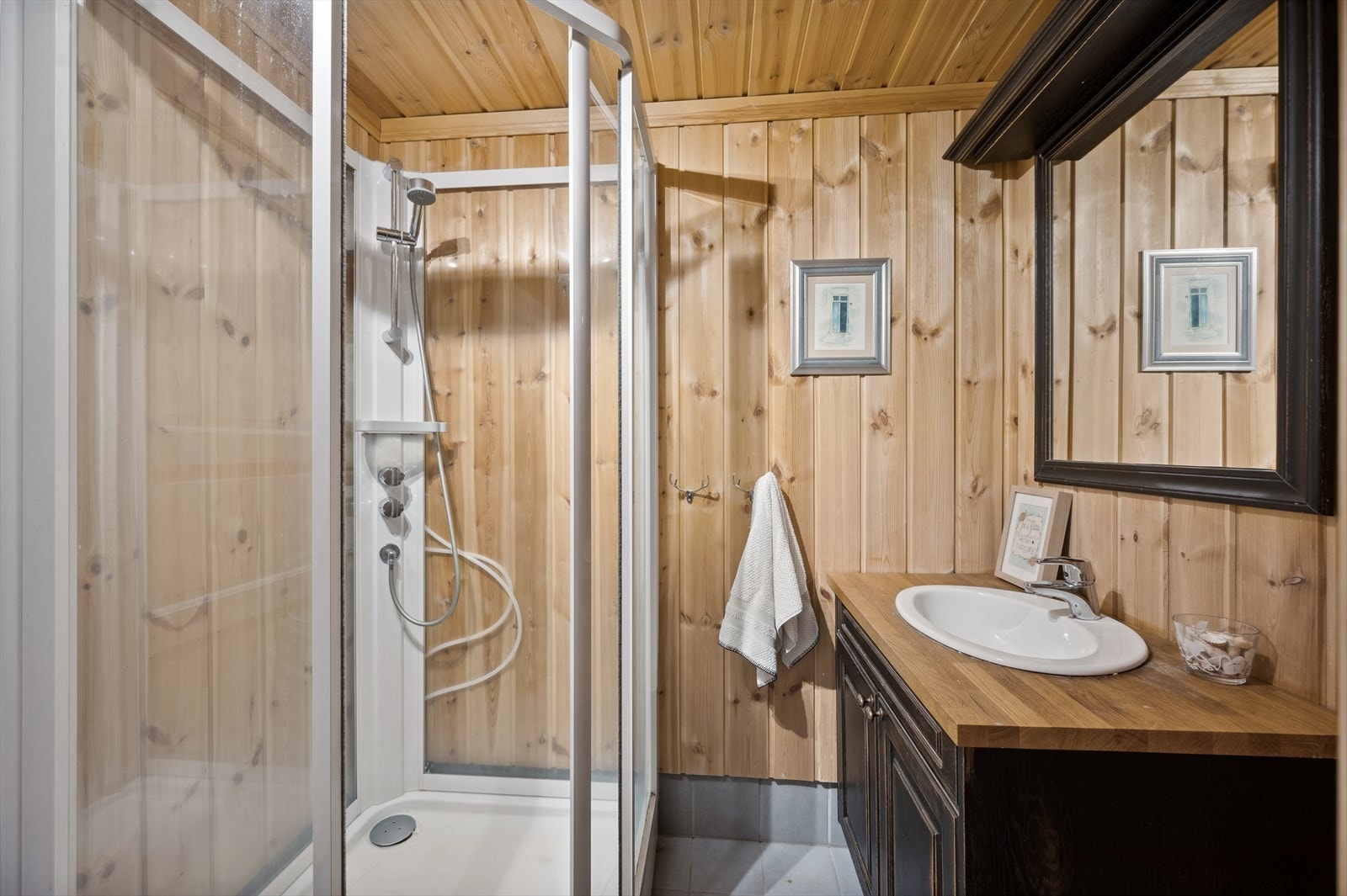 Hytten har et bad, et toalettrom og vaskerom.
Badet er med panel på vegger og fliselagt gulv fra byggeår. Badet er innredet med baderomsinnredning med nedfelt servant, toalett og dusjkabinett. Galleribilde