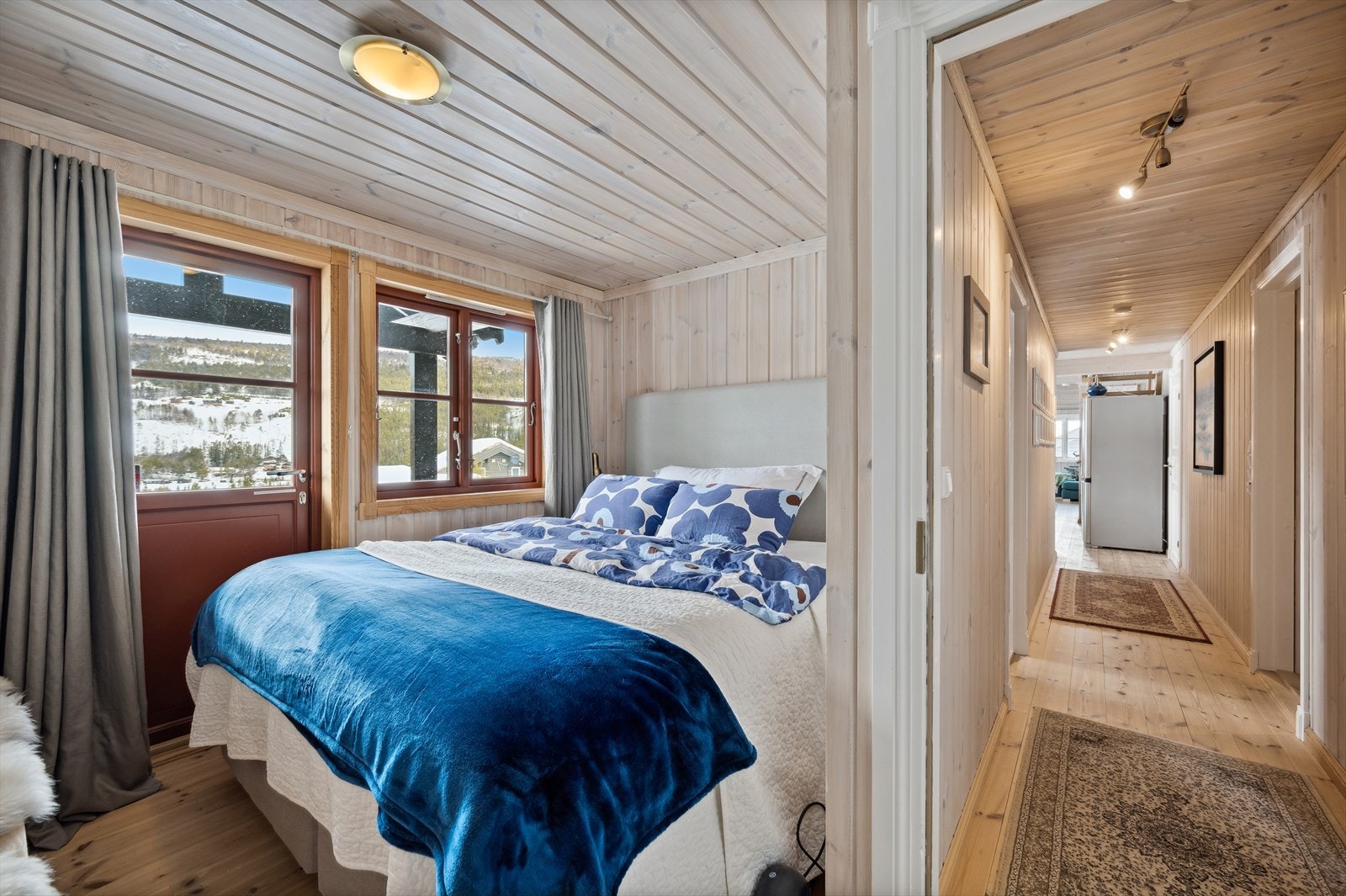 Denne familievennlige fritidsboligen har totalt fem gode soverom - hvor tre er beliggende i første etasje og to i andre etasje. Galleribilde