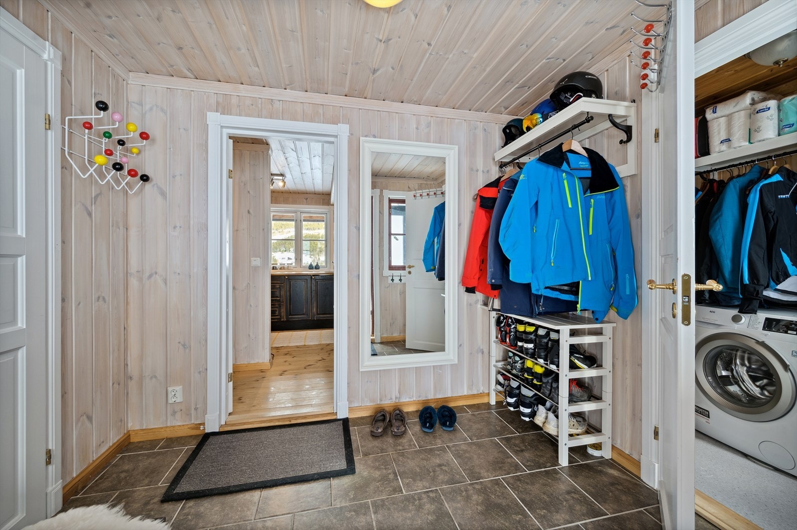 Det er adkomst til vaskerommet fra entréen. Galleribilde