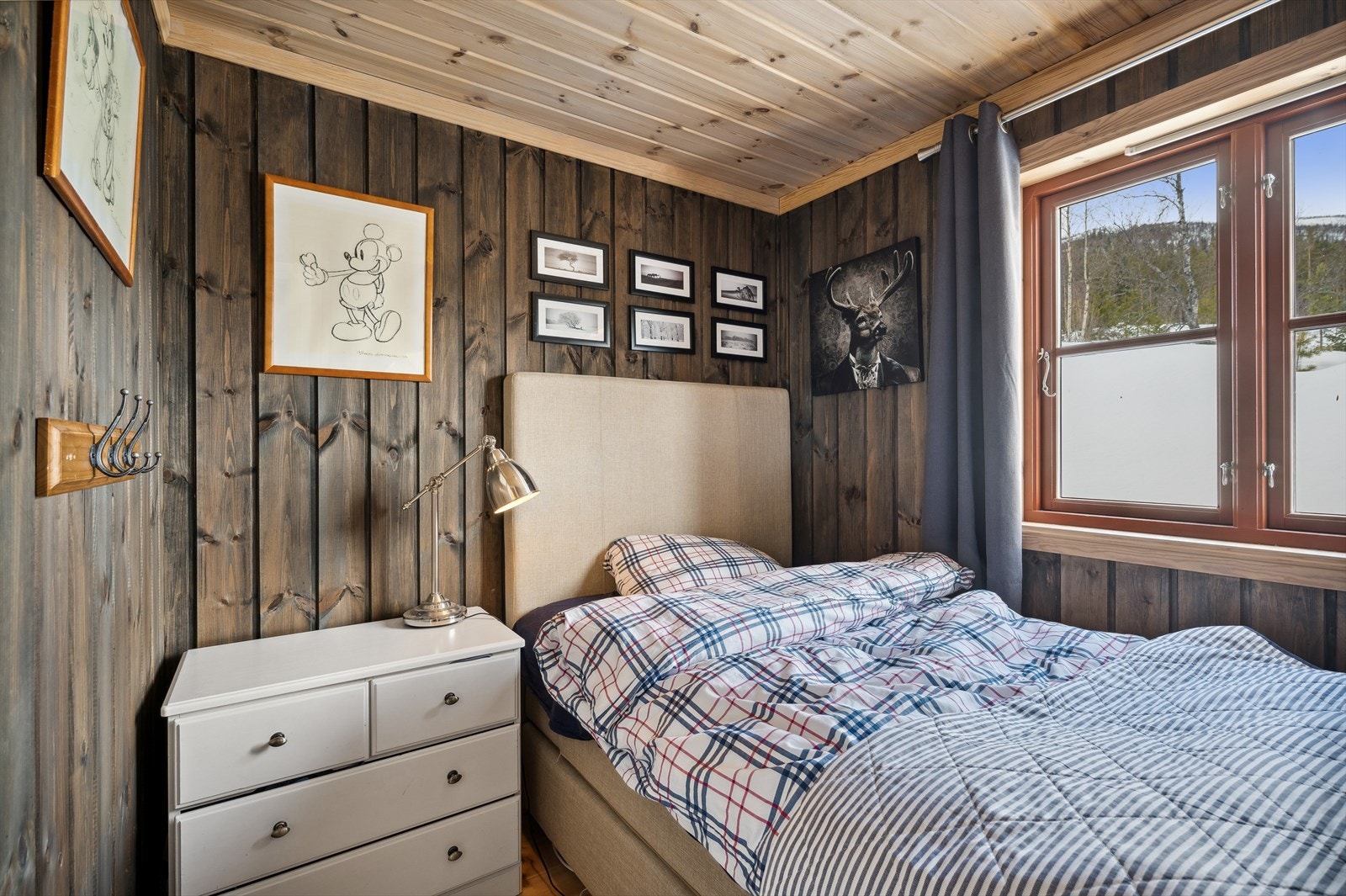 På alle soverommene har plass til seng og tilhørende møblement. Nåværende eiere har innredet soverommene med senger med tilhørende møblement og har i dag syv sengeplasser fordelt på fem soverom. Galleribilde