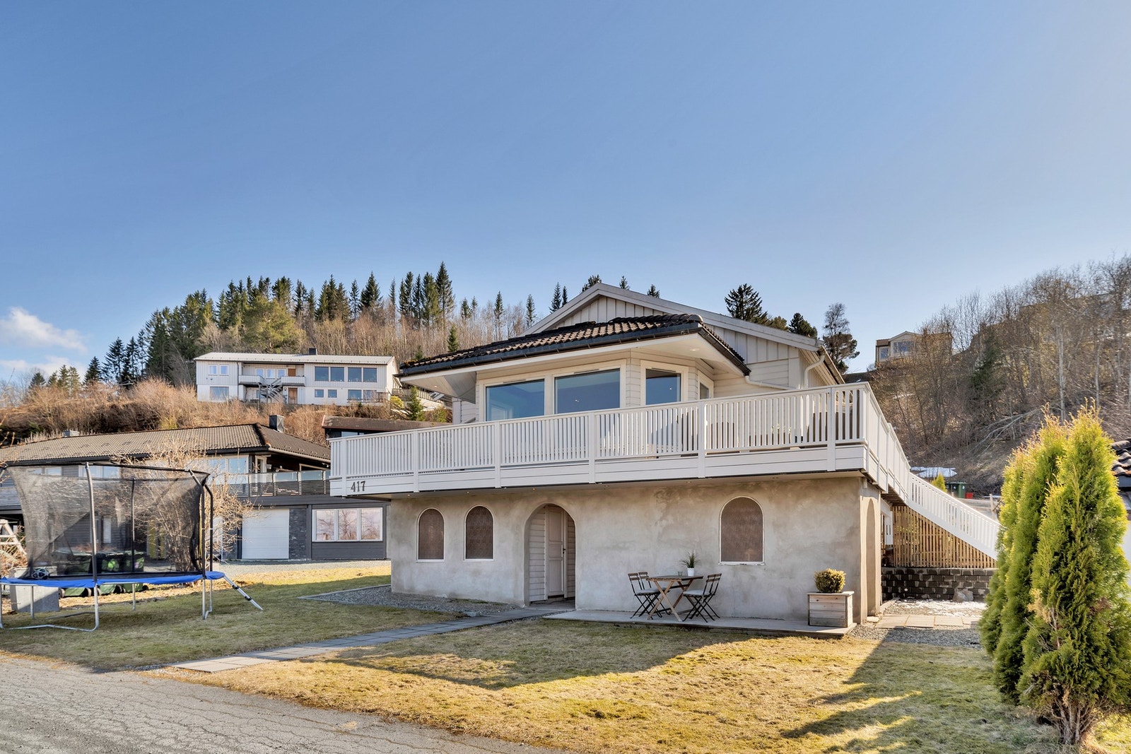 For den aktive og turglade vil boligens tilbaketrukne beliggenhet være midt i blinken. Det er få minutter bort til flere turløyper i marka, og på vinterstid er det ski-in/ski-out fra eiendommen Galleribilde