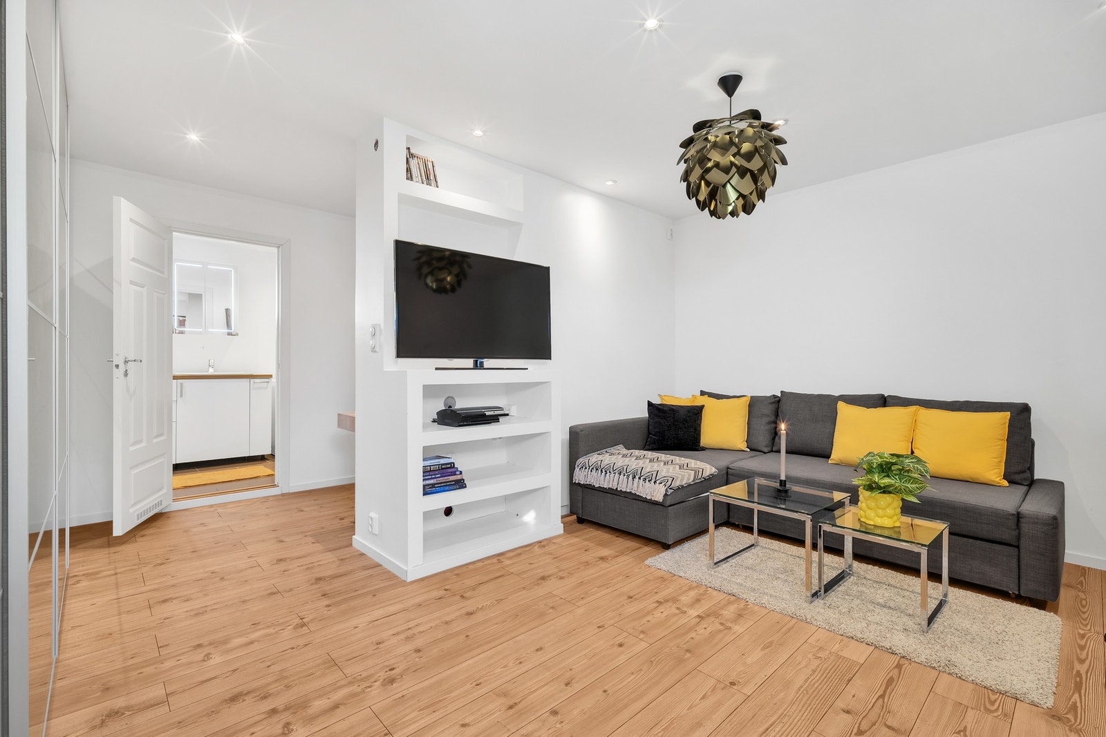 Downlights i himling. Det er etablert gulvvarme i alle rom i husets sokkeletasje. Galleribilde