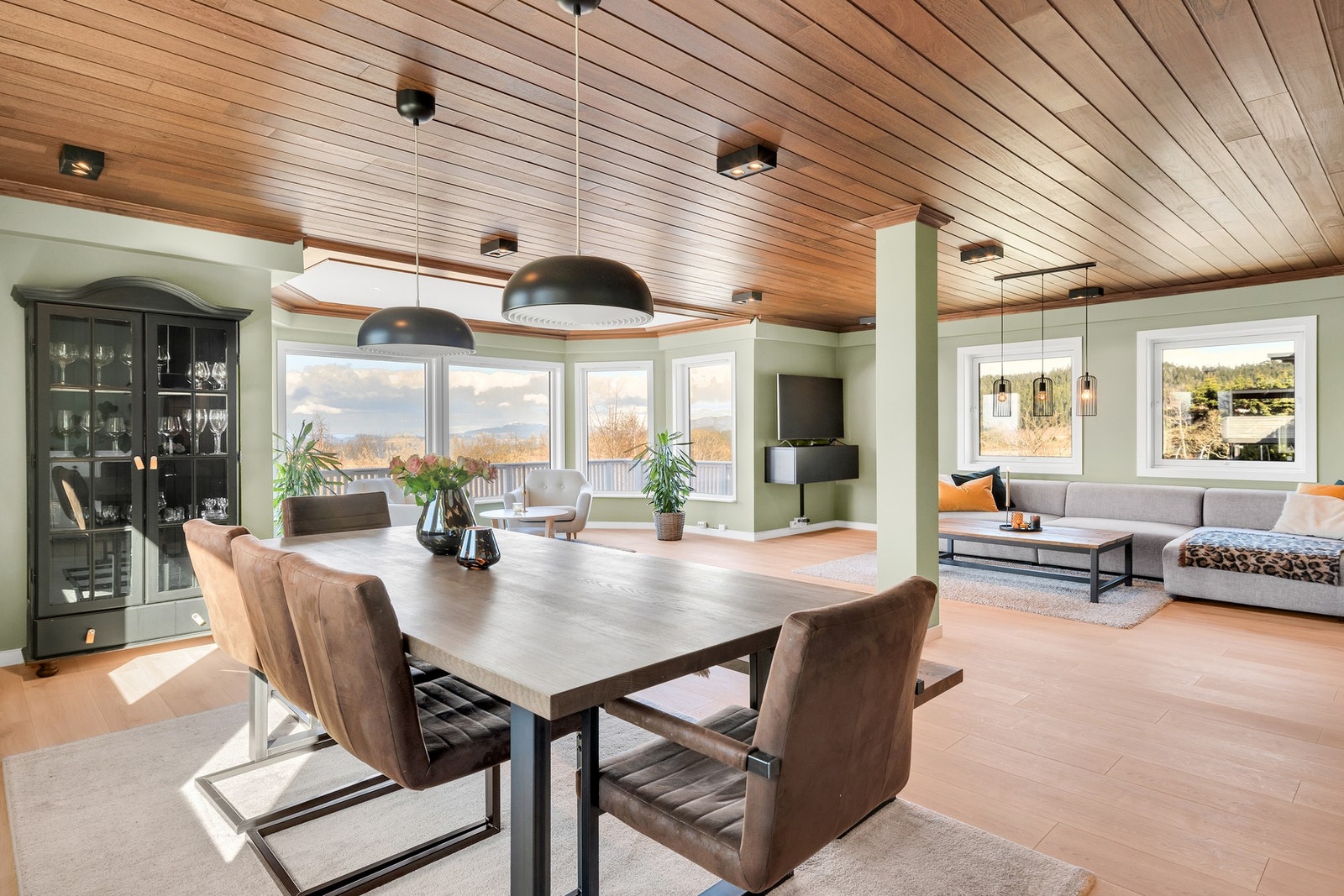 Store vindusflater på flere sider, kombinert med nevnte utsikt, bidrar til boligens helt særegne og lette atmosfære. Vinduene i hoveddel ble for øvrig skiftet i 2011/12. Galleribilde