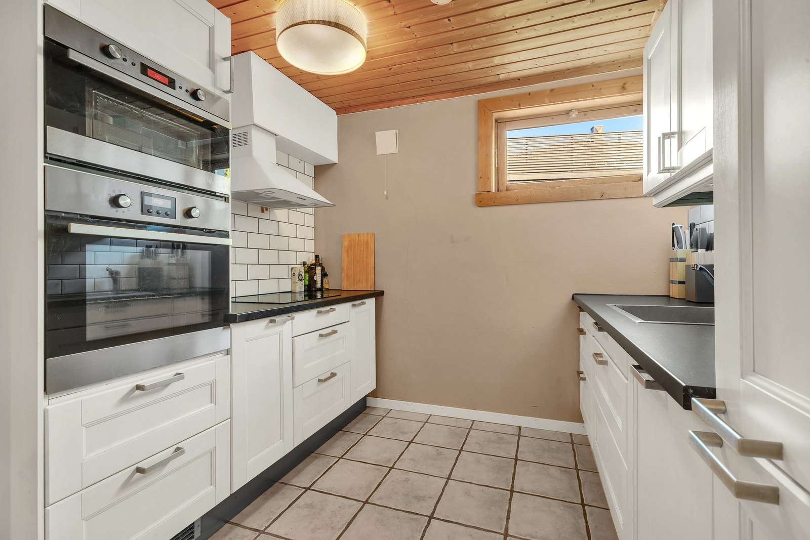 Stilerent kjøkken fra 2013 med integrerte hvitevarer. Galleribilde