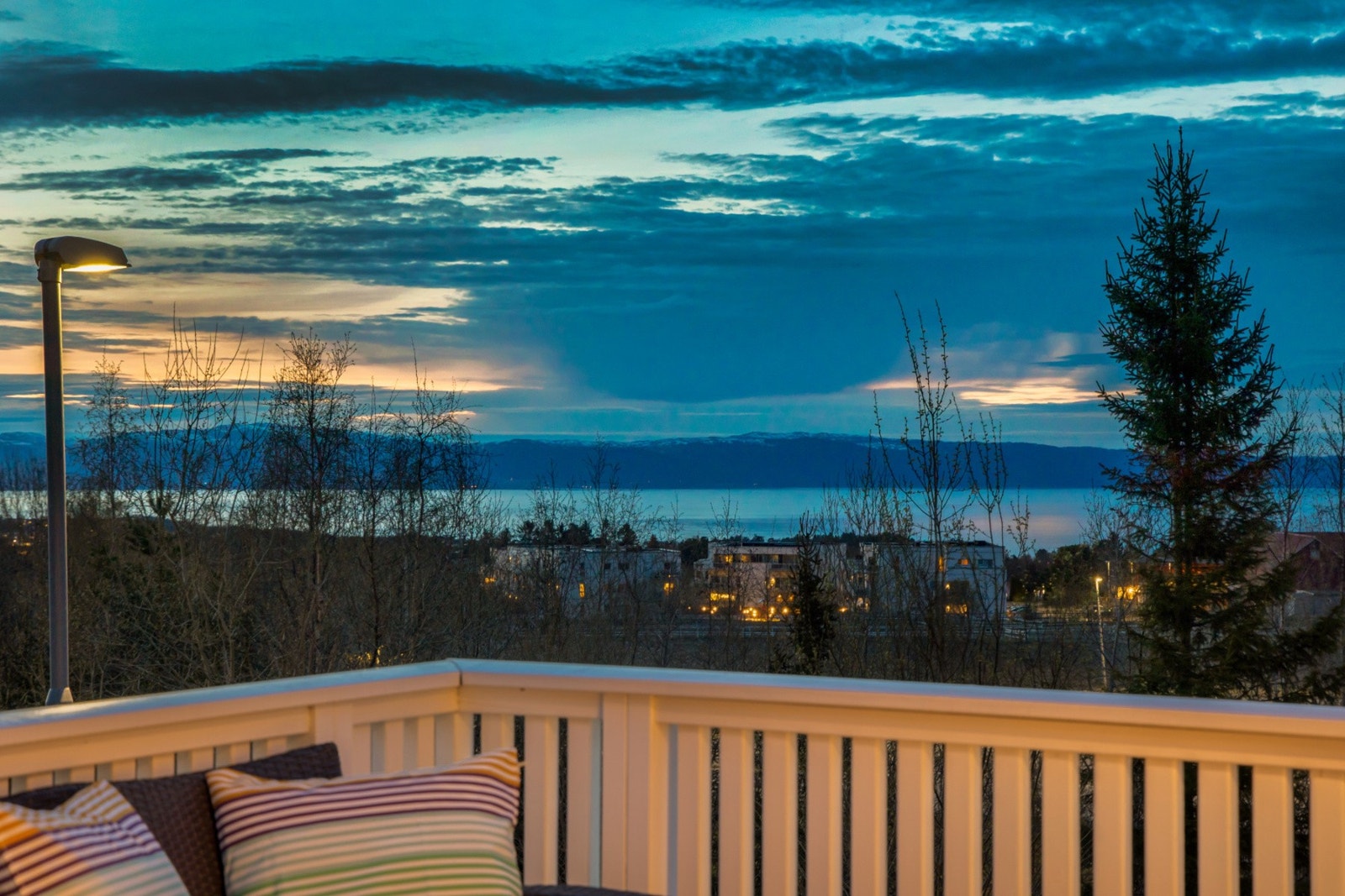 Varme sommerkvelder med noe godt i glasset nytes best på balkongen. Galleribilde