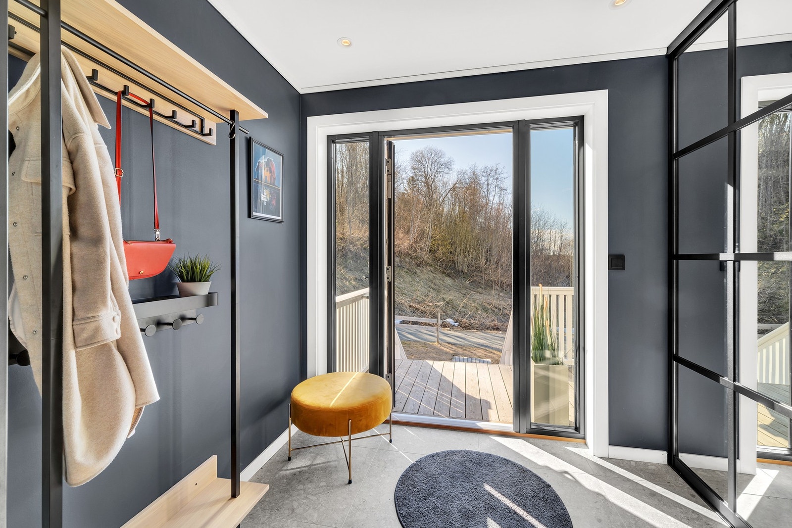 Opp i 1. etasjen igjen finner man hoveddelens entré, som ble oppusset i 2021. Plassbygd garderobeskap m/speilfronter for oppbevaring. Galleribilde