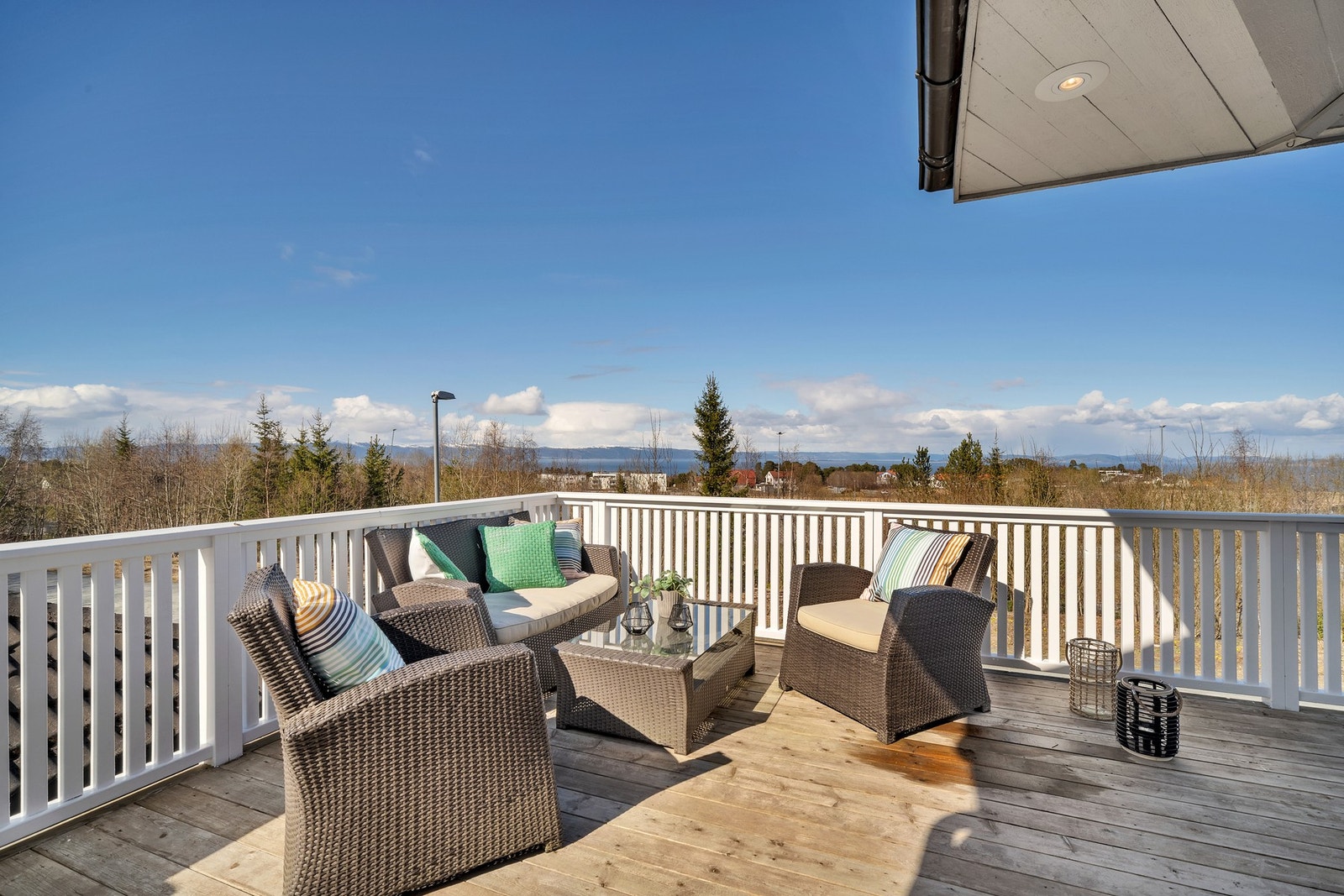 Her sitter man skjermet til med god plass for utemøblement. Galleribilde