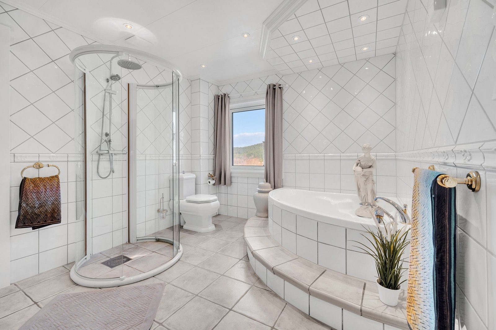 Badet i 1. etasje er svært romslig med sine 11 m², og er flislagt med varmekabler i gulv. Galleribilde