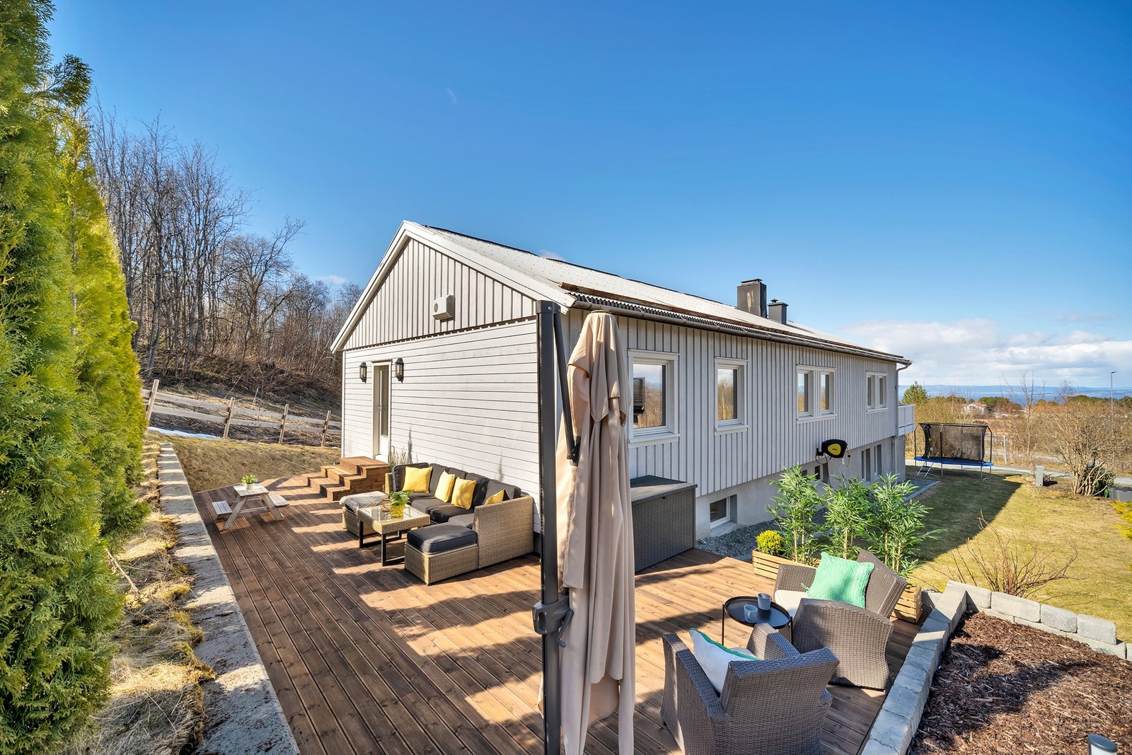 Boligen er omkranset av grønn plen med god plass til lek og moro. Galleribilde