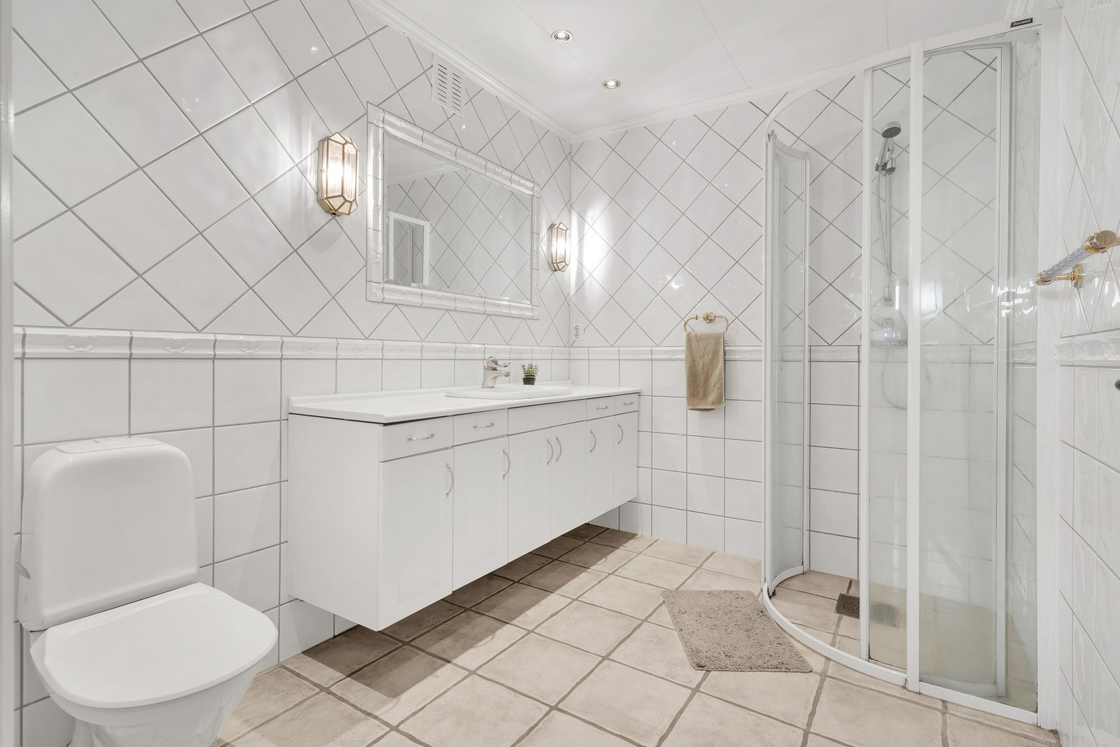 Flislagt bad på ca. 6 m² med varmekabler i gulv. Galleribilde