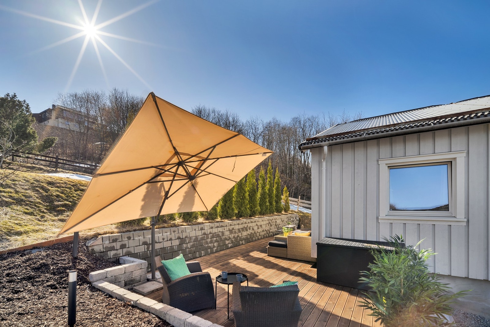 I sommermånedene nyter man solen bokstavelig talt fra soloppgang til -nedgang på eiendommen. Galleribilde