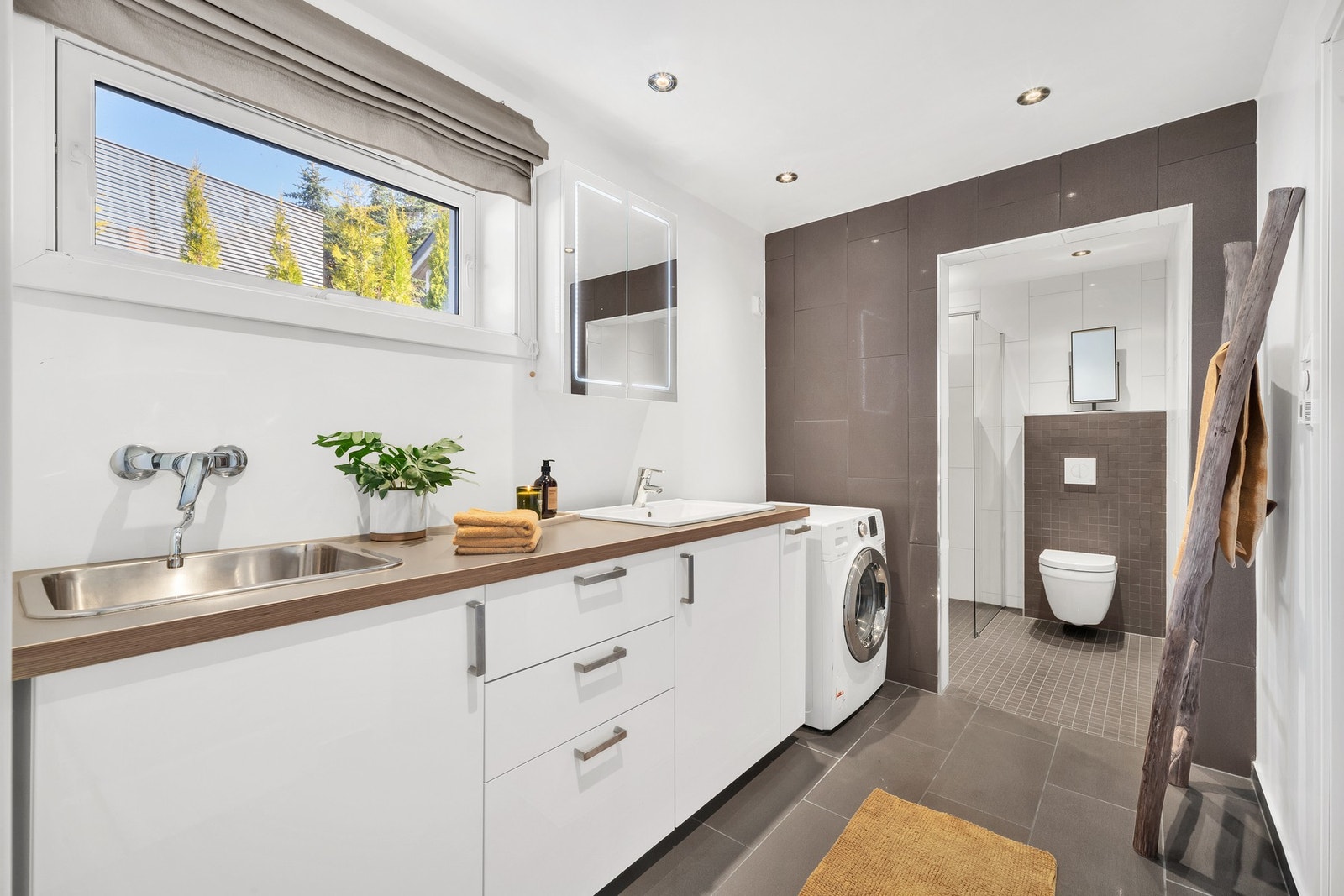 I tilknytning til kjellerstuen er det etablert et svært flott vaskerom/bad fra 2014. Rommet er opprinnelig godkjent som bod, men er ikke omsøkt hos kommunen. Galleribilde