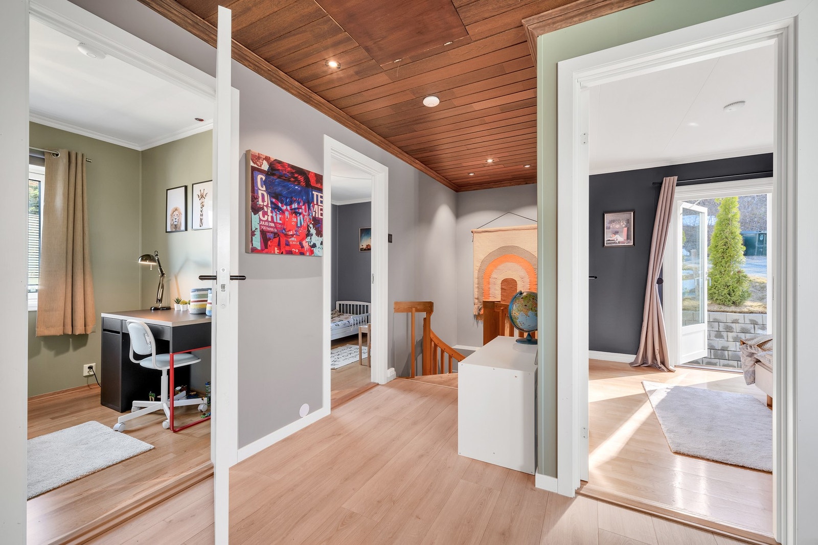 Lengre bort i gangen finner man de tre øvrige soverommene i hoveddelen, samt trapp ned til kjellerstue og bad/vaskerom. Galleribilde