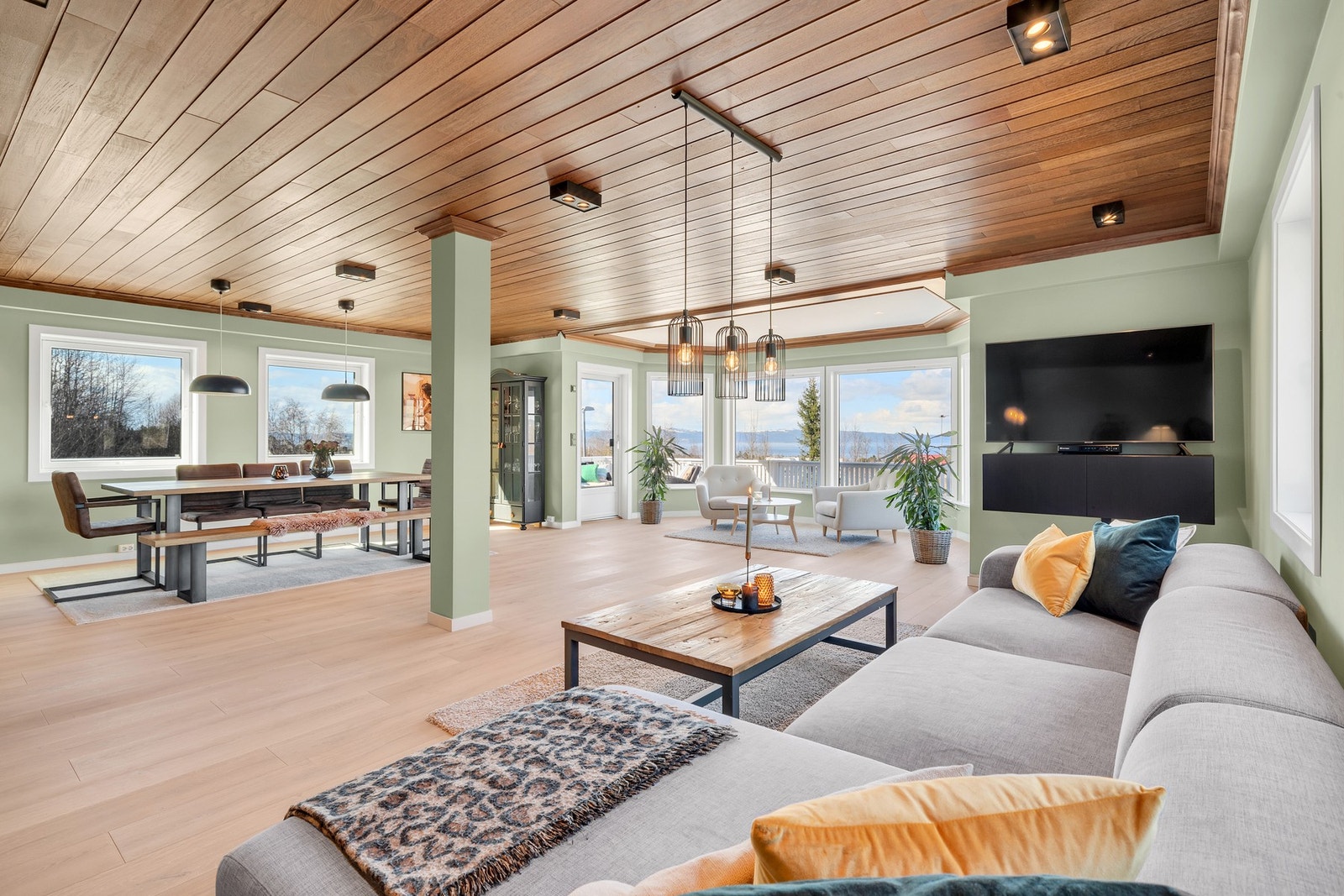 Boligen har vært gjenstand for flere oppgraderinger i nyere tid, og fremstår svært innbydende. Galleribilde