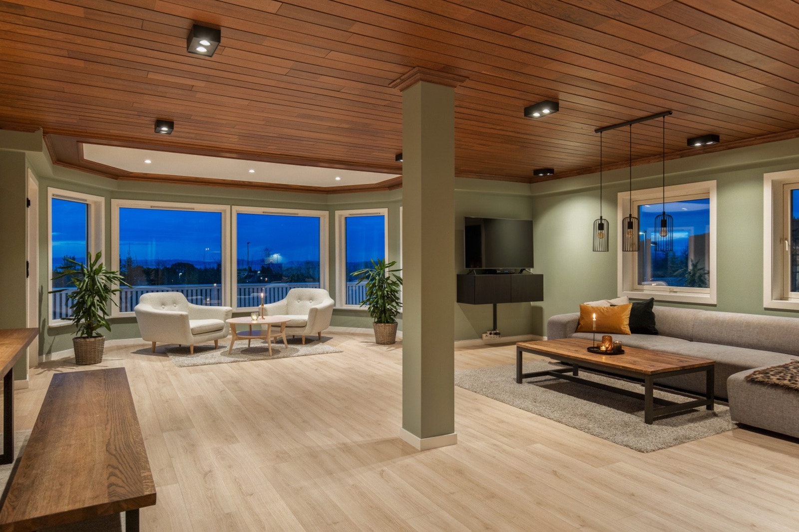 Det er lagt et tidsriktig 1-stavs gulv i majoriteten av boligens areal. xComfort-system fra 2020 styrer bl.a lys, og systemet kan utvides til å også omfatte varmekilder. Galleribilde