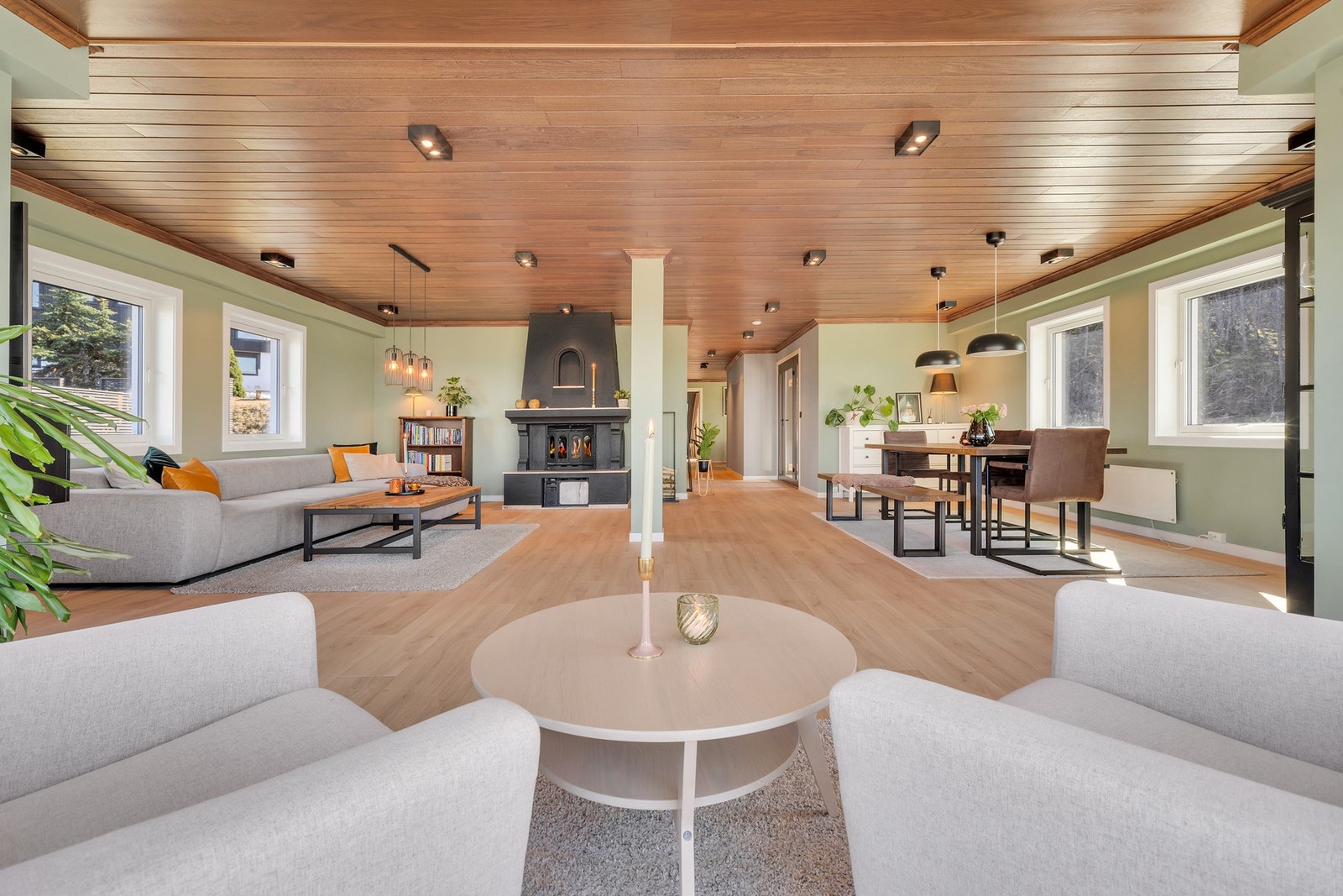 Stua er på hele 55 m² og er malt i tidsriktige fargetoner. Utstrakt bruk av spotter i tak. Galleribilde