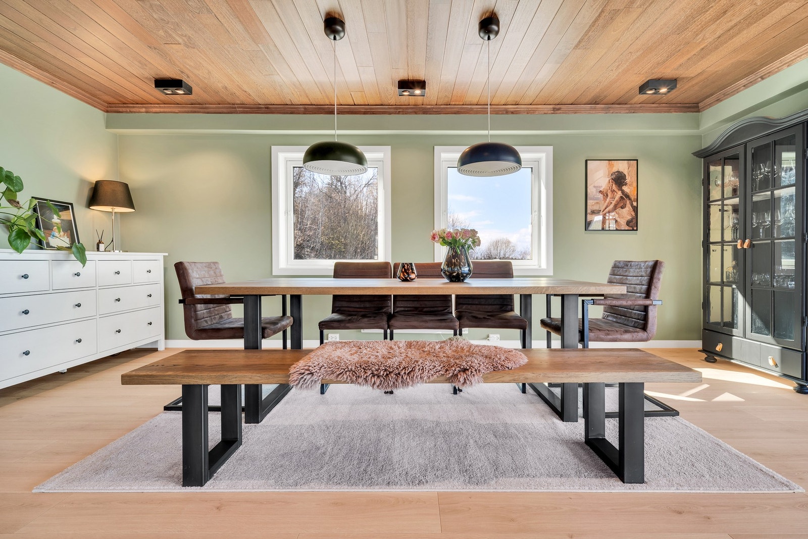 En gjennomtenkt planløsning gjør at man får delt stuen inn i flere soner, og her får det store spisebordet sin naturlige plass. Galleribilde