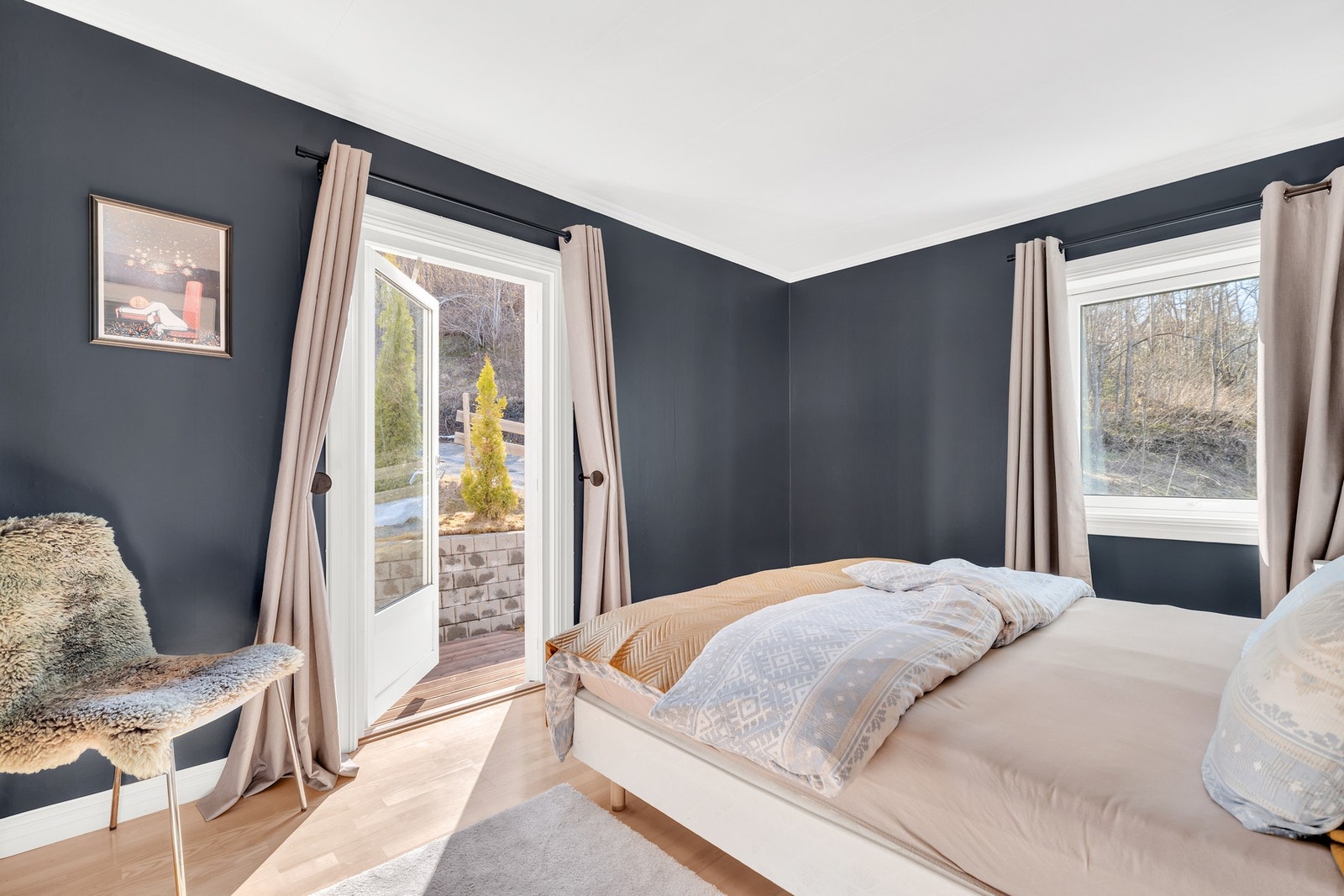 Soverom 4 er på ca. 11m² og har egen utgang til sørvestvendt terrasse. Galleribilde