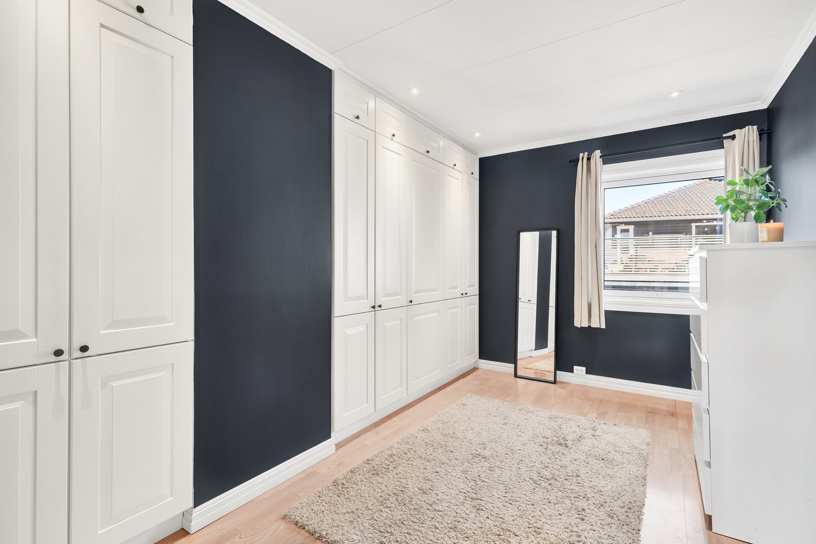 Soverom 1 er i dag brukt som walk-in closet og har rikelig med lagringplass. Soverommet er i overkant av 11 m². Galleribilde