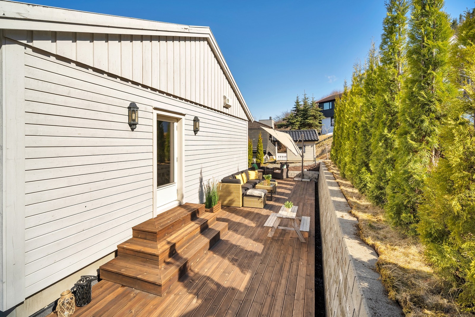 På boligens bakside ble det i 2022 etablert ny terrasse (Møre Royal) på ca. 38 kvm. Dør inn til hoveddelens soverom 4. Galleribilde