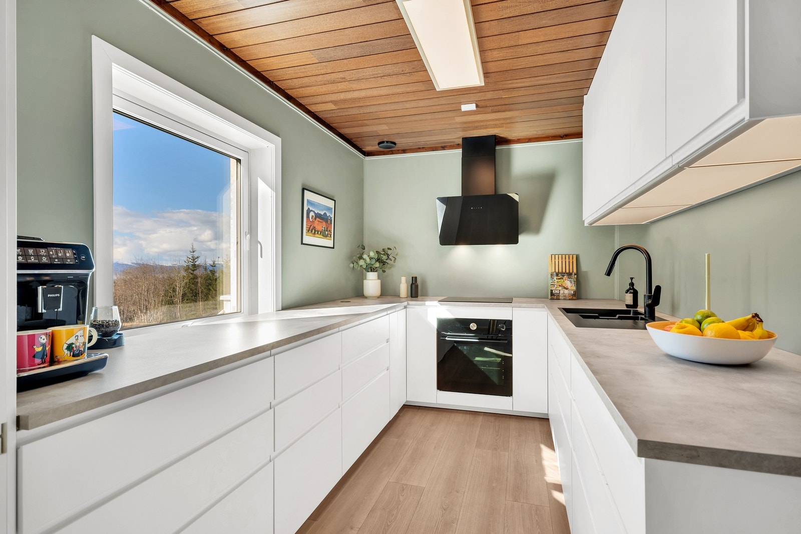 Lyst og stilrent kjøkken fra 2021. Her er det godt med skap- og benkeplass, og de integrerte hvitevarene følger handelen. Galleribilde