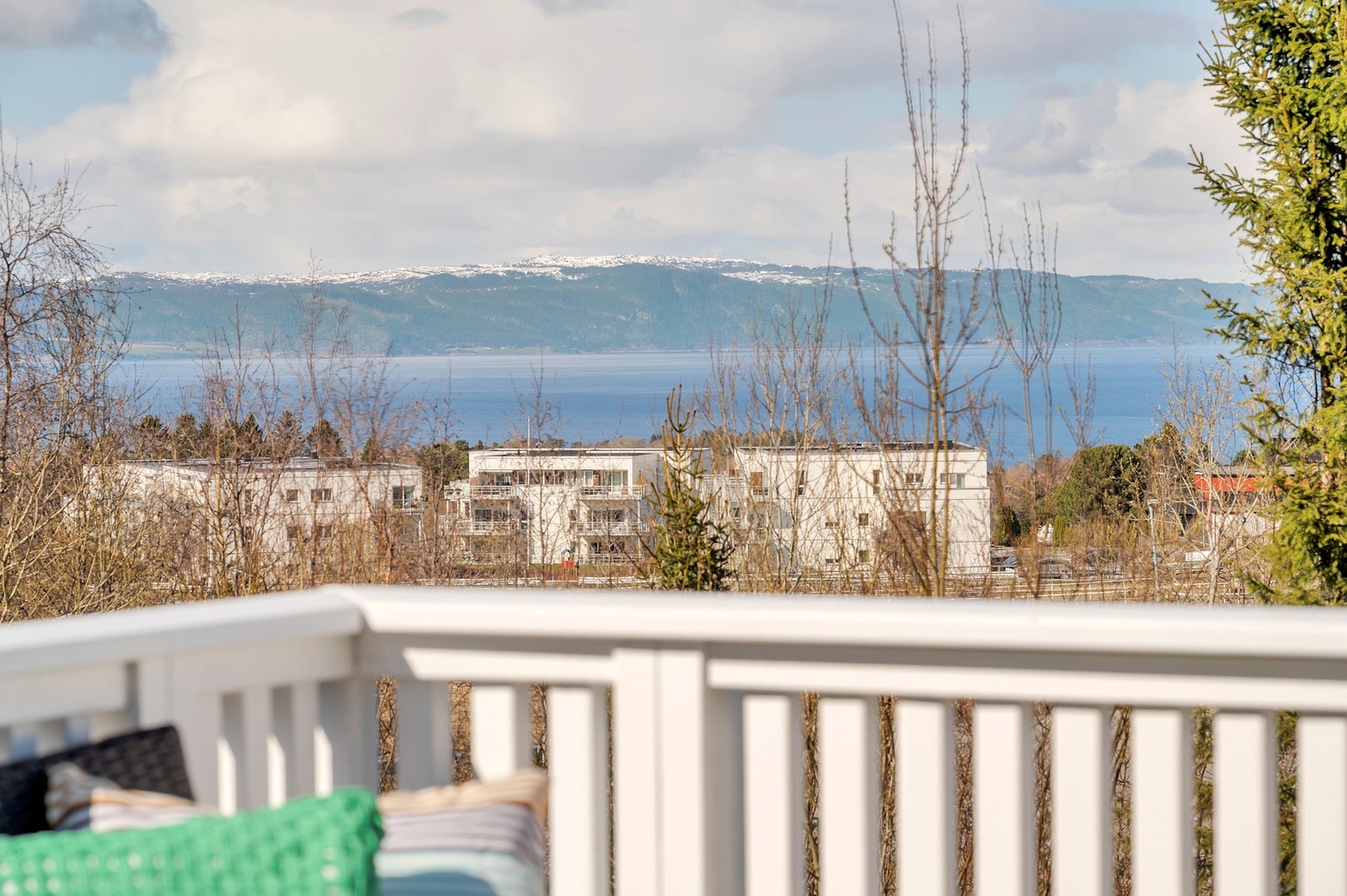 Fra boligen har man en helt fantastisk utsikt mot Trondheimsfjorden, Tautra og Frostalandet. Galleribilde