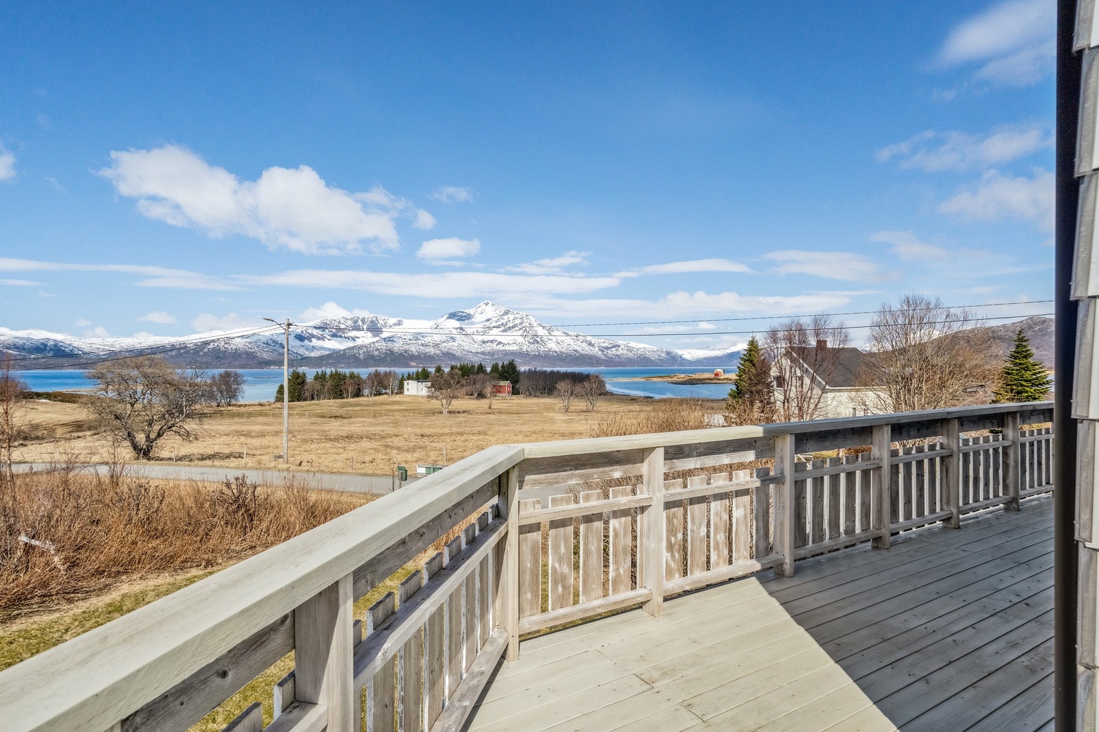 Beliggenheten byr på strålende utsikt mot hav og fjell Galleribilde