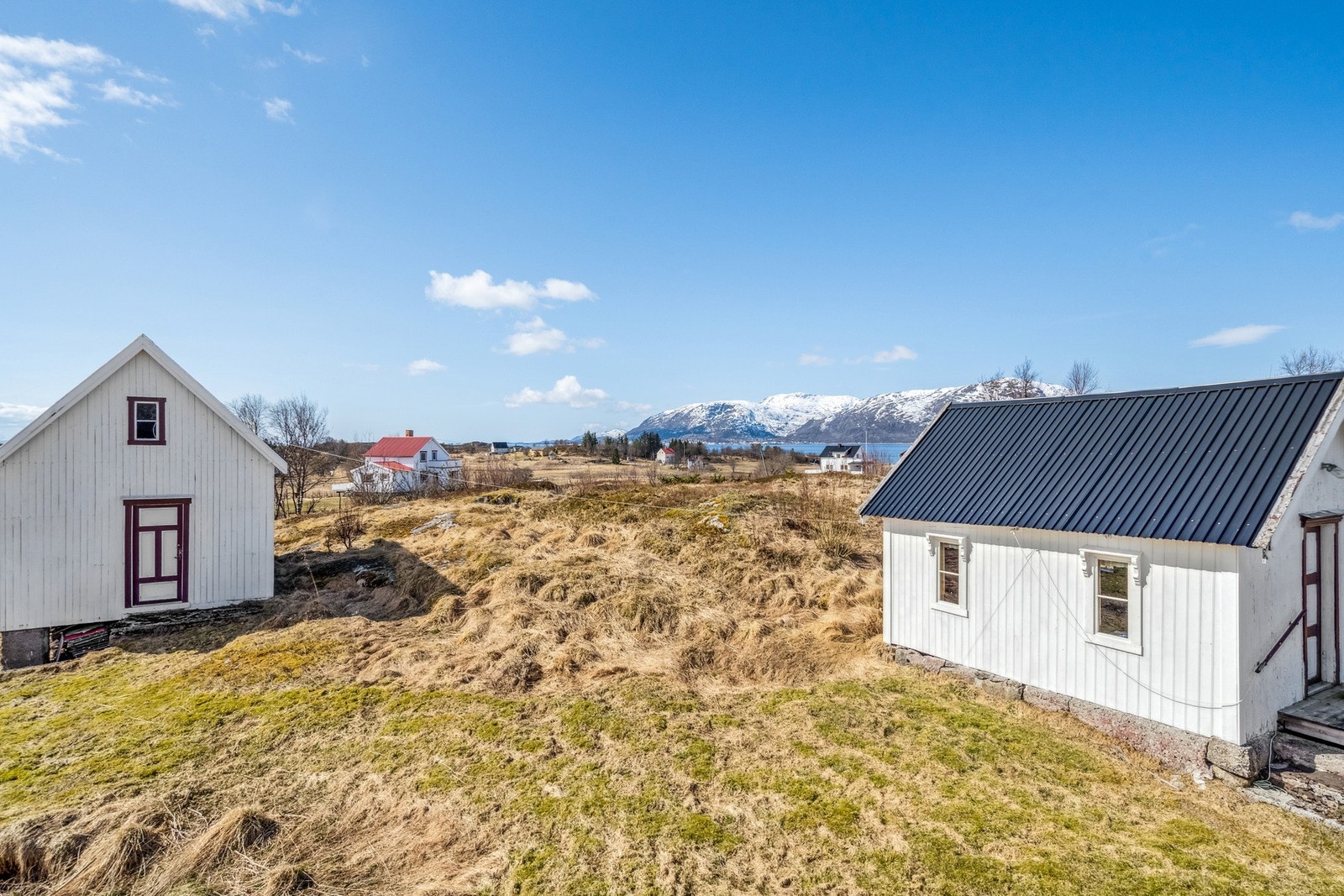 På eiendommen er det i tillegg anneks, uthus og garasje Galleribilde