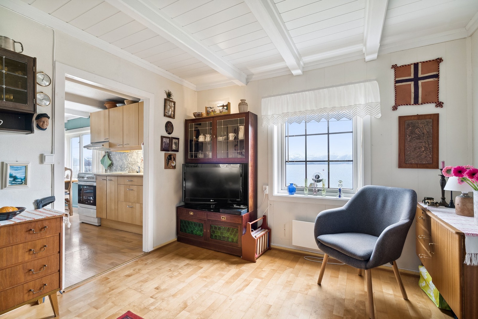Stuen er ikke så stor, men det er fint plass til sofagruppe og et par godstoler Galleribilde
