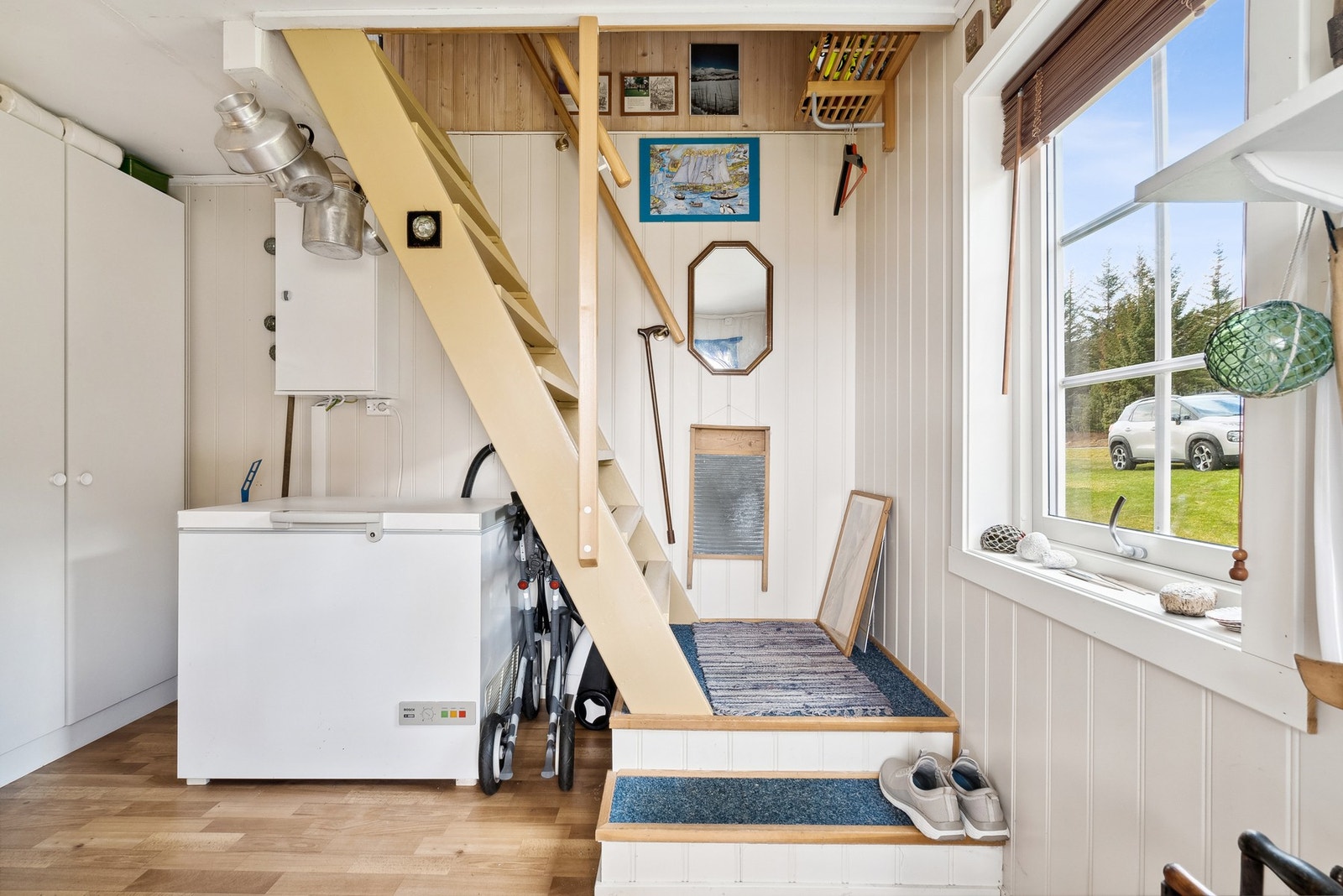 Entréen har store vindu og skapinnredning for oppbevaring - Her har du også adkomst til loftet Galleribilde