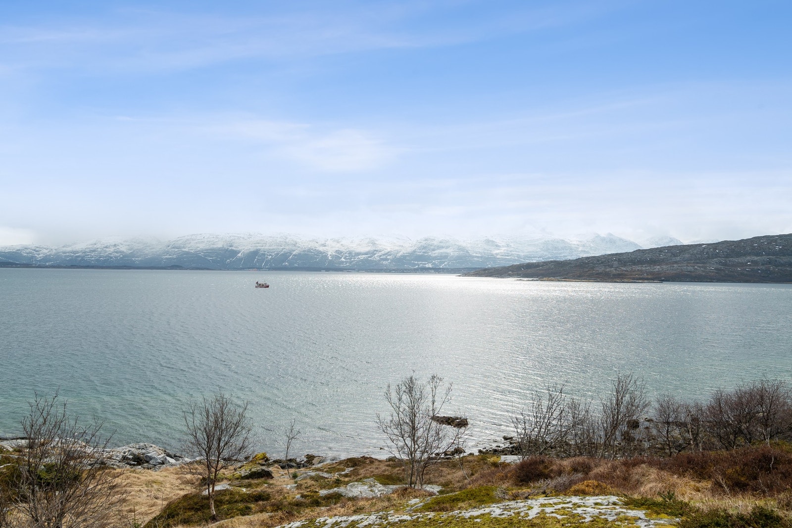 Her kan man utforske øyriket fra båt, fiske fra bergene eller gå topptur på Dønnamannen som ligger ca. 10-minutters kjøretur fra eiendommen Galleribilde