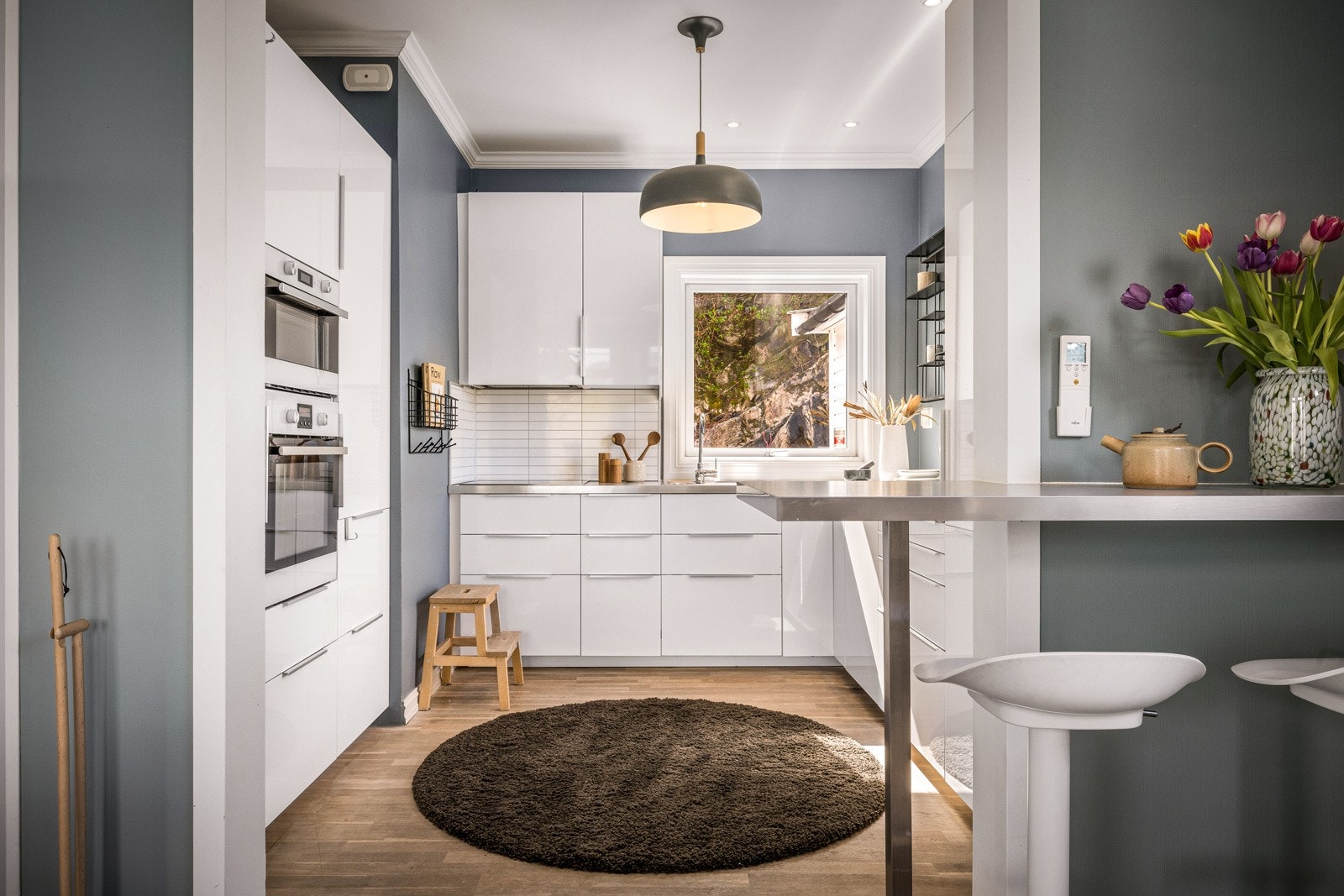 - Fra spisestuen er det tilkomst til kjøkken - Galleribilde