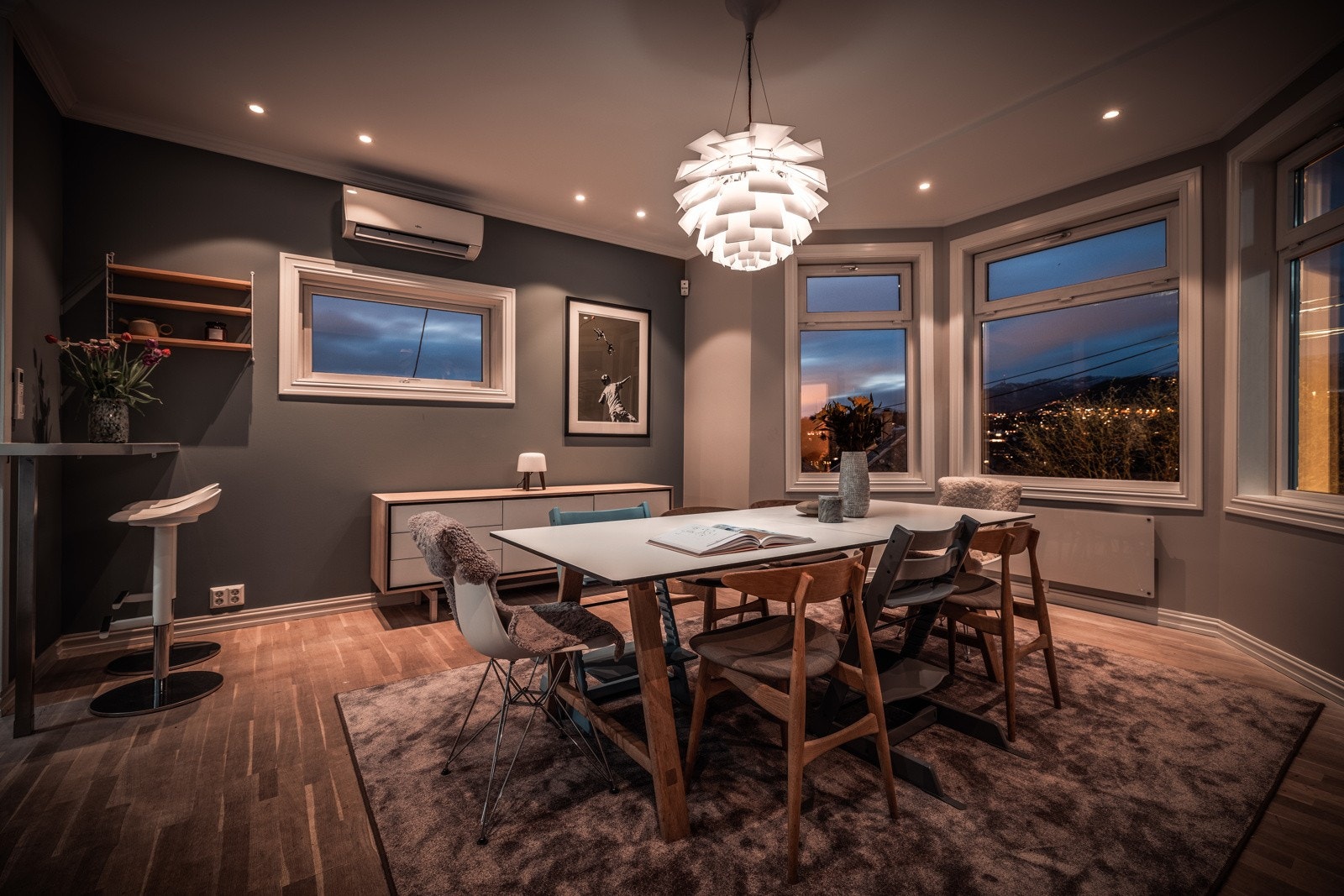 - Kveldstid har man en herlig skue fra de store vinduene - Galleribilde