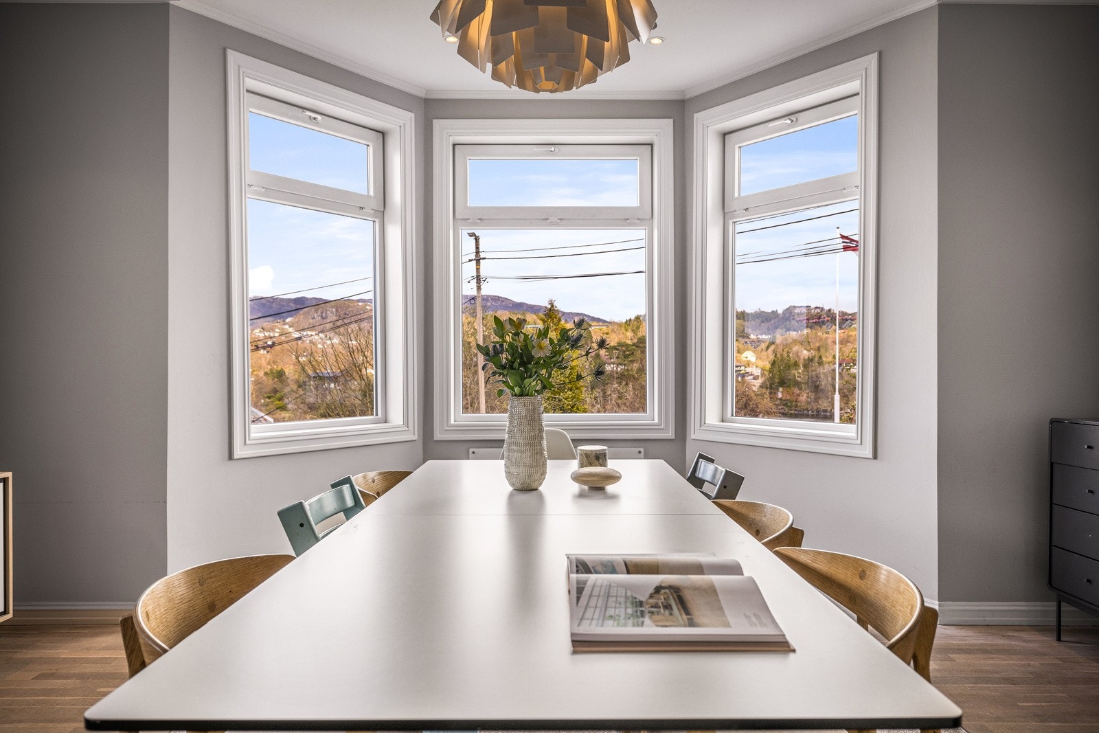 - Nydelig karnapp med flott utsikt over egen hage og nærområdet - Galleribilde