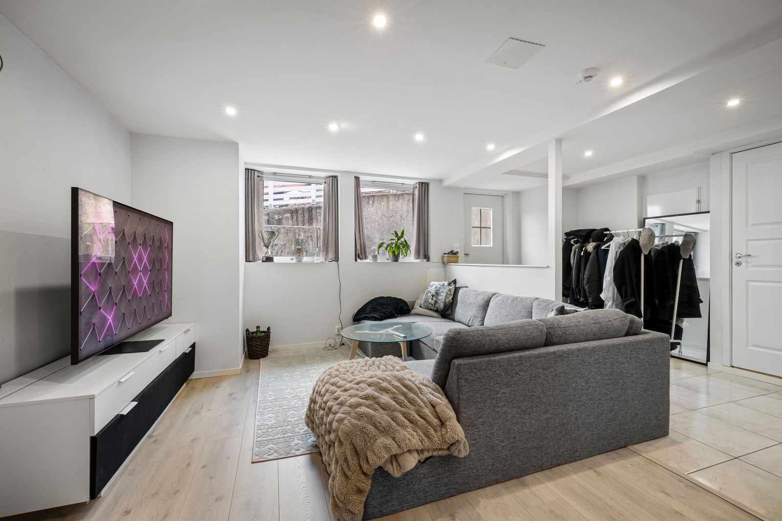 - Godkjent utleieleilighet i underetasje som i dag er utleid for kr. 10.500 per måned + strøm (1 person som bor her) - Galleribilde