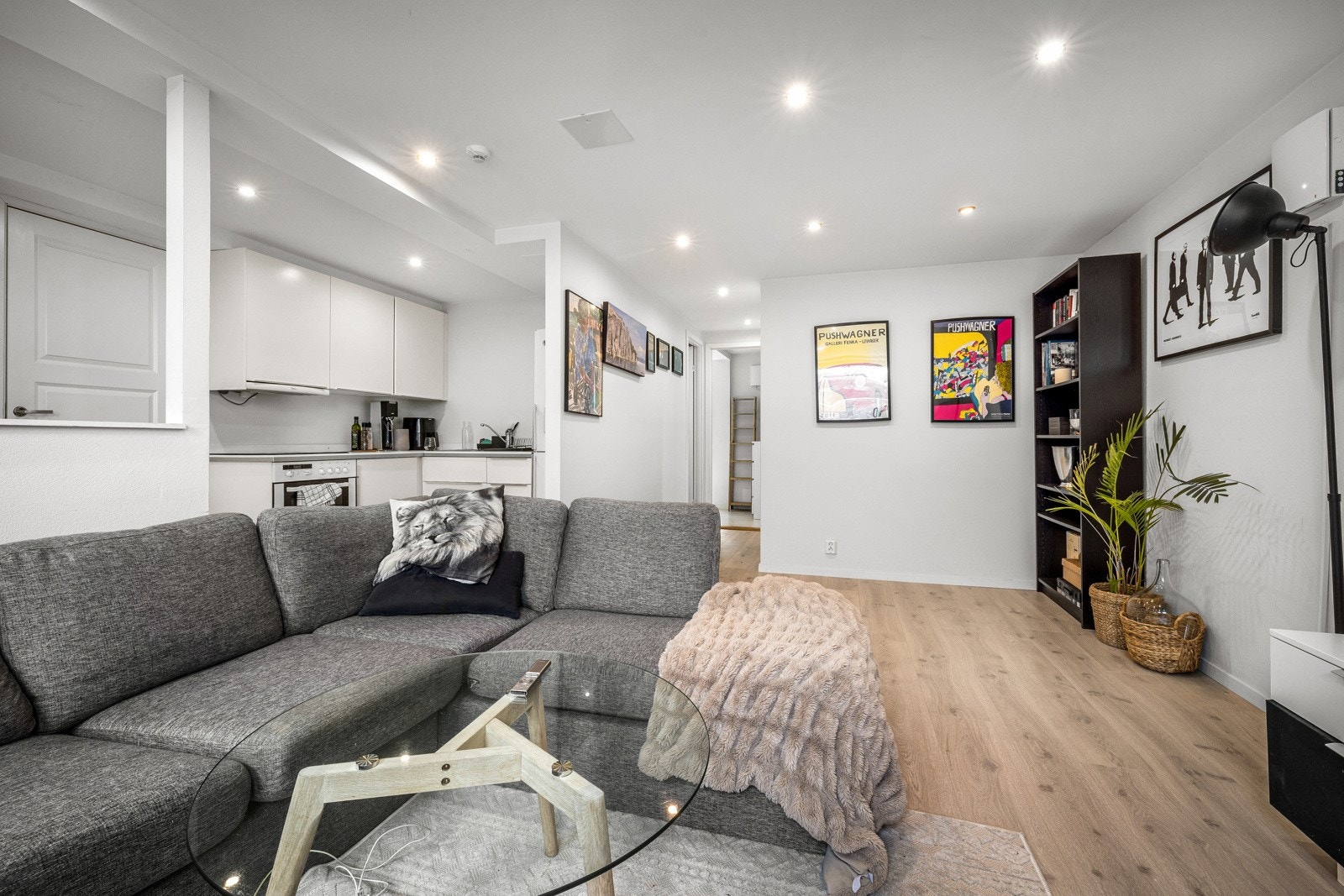 - Det ny laminat på gulv. Downlights i alle himlinger - Galleribilde