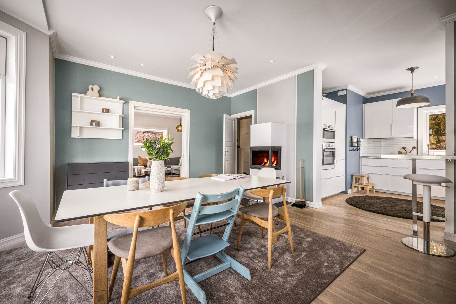 - Praktisk delvis åpen løsning til spisestue som gjør dette til et svært sosialt rom - Galleribilde