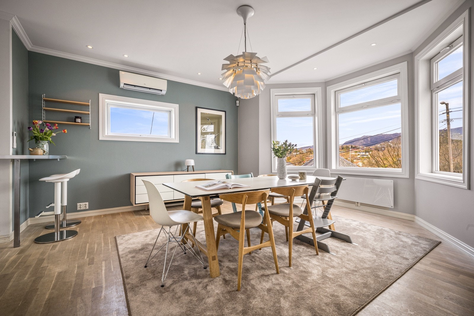 - Lys og luftig spisestue med flere vinduer som sikrer rikelig med naturlig belysning til rommet - Galleribilde