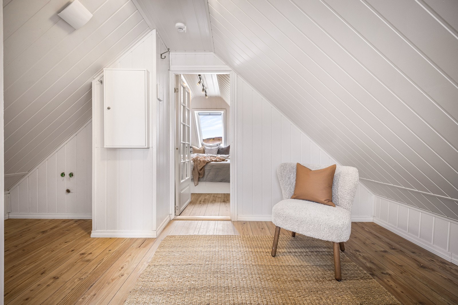 - Loftsrom med myye oppbevaringsplass - Galleribilde