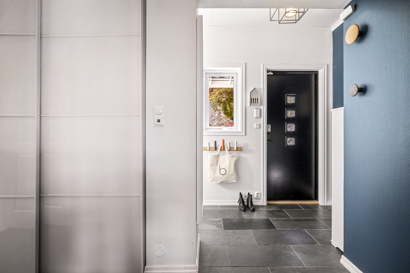 - Romslig inngangsparti med varmekabler i gulv - Galleribilde