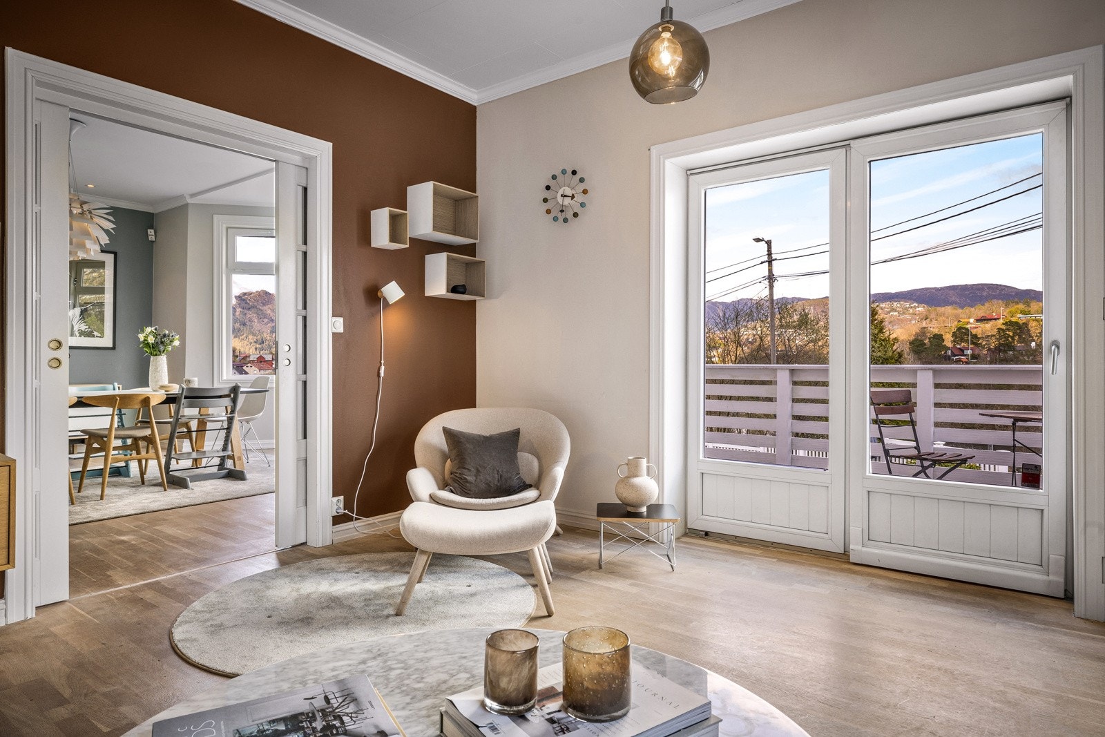 - God takhøyde kombinert med flere vinduer gir et luftig og lyst inntrykk - Galleribilde