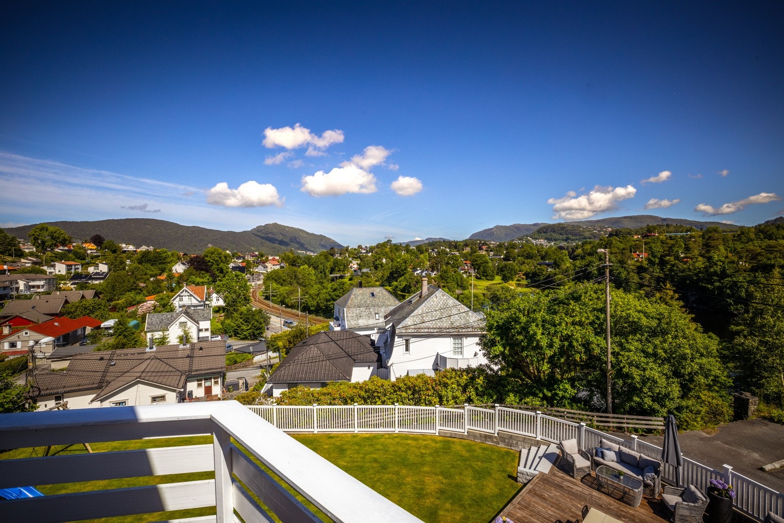 - Herlig utsikt mot Nesttunvannet og egen hage - Galleribilde