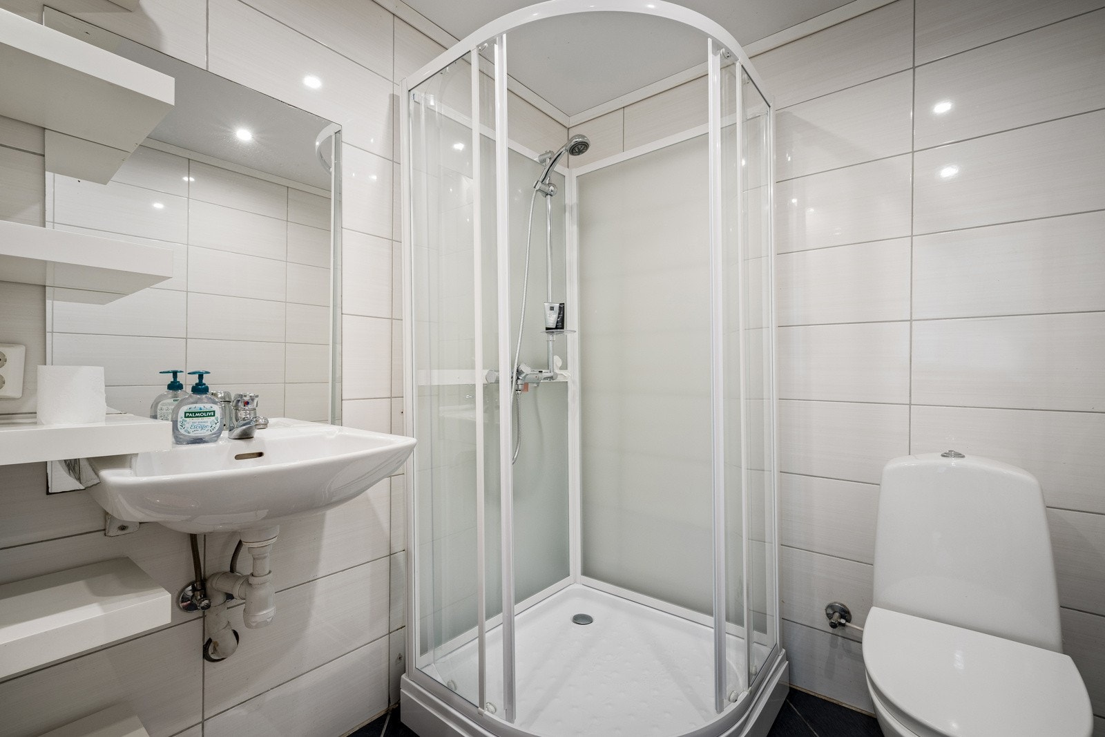 - Bad pusset opp i 2012. Separat vaskerom i utleieleilighet med opplegg til vaskemaskin - Galleribilde