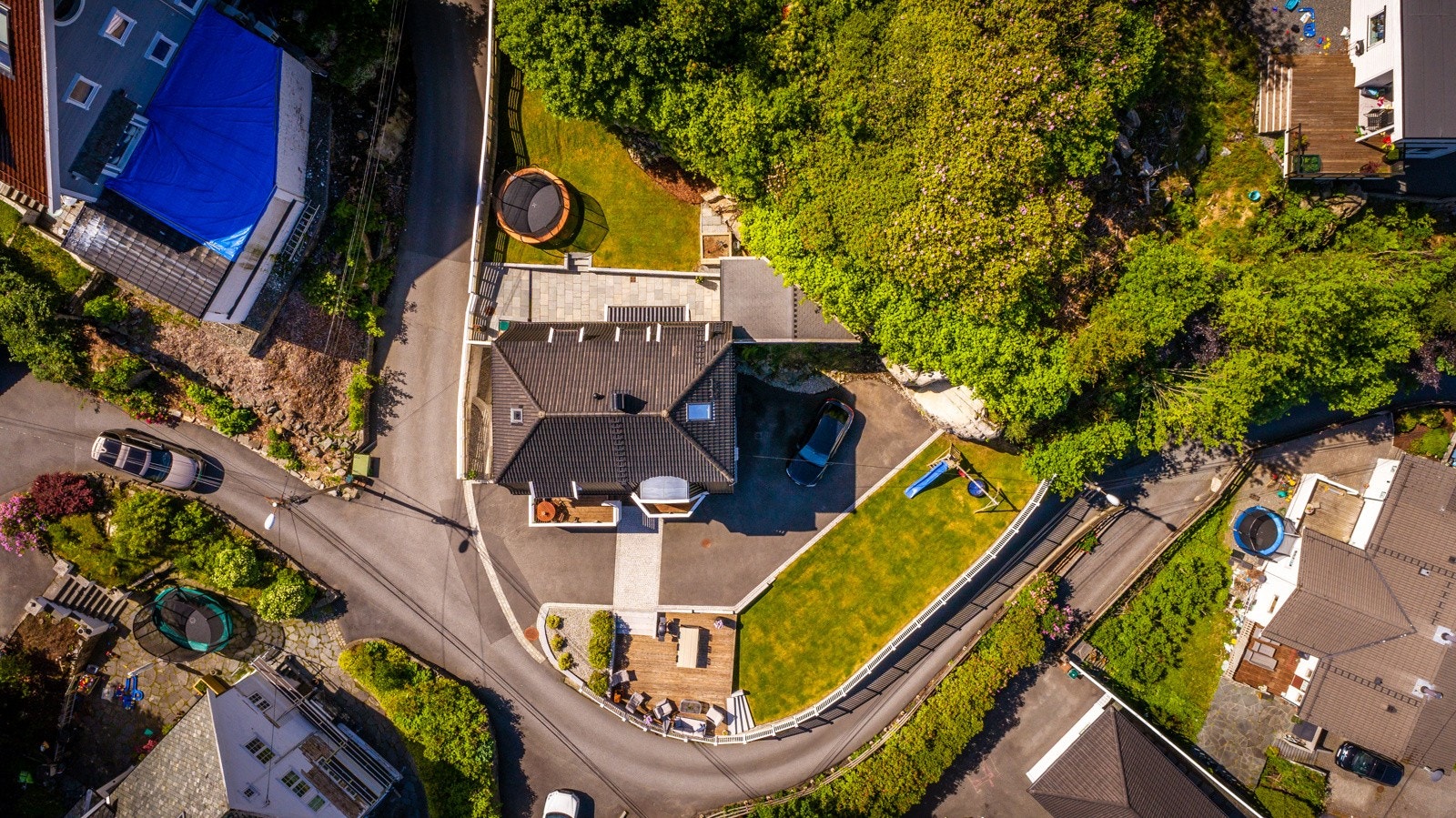 - Stor tomt opparbeidet med flott skifer, granitt- trapper og murer, forskalingsmur, plen og Møre Royal terrassebord - Galleribilde