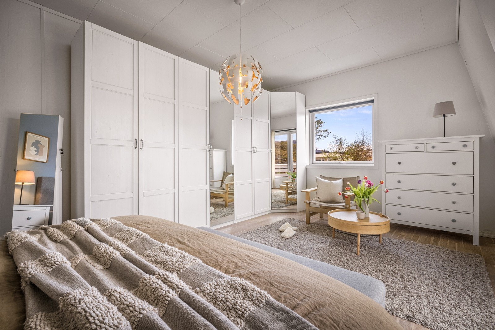 - Rikelig med garderobeløsninger for oppbevaring av klær og sko - Galleribilde