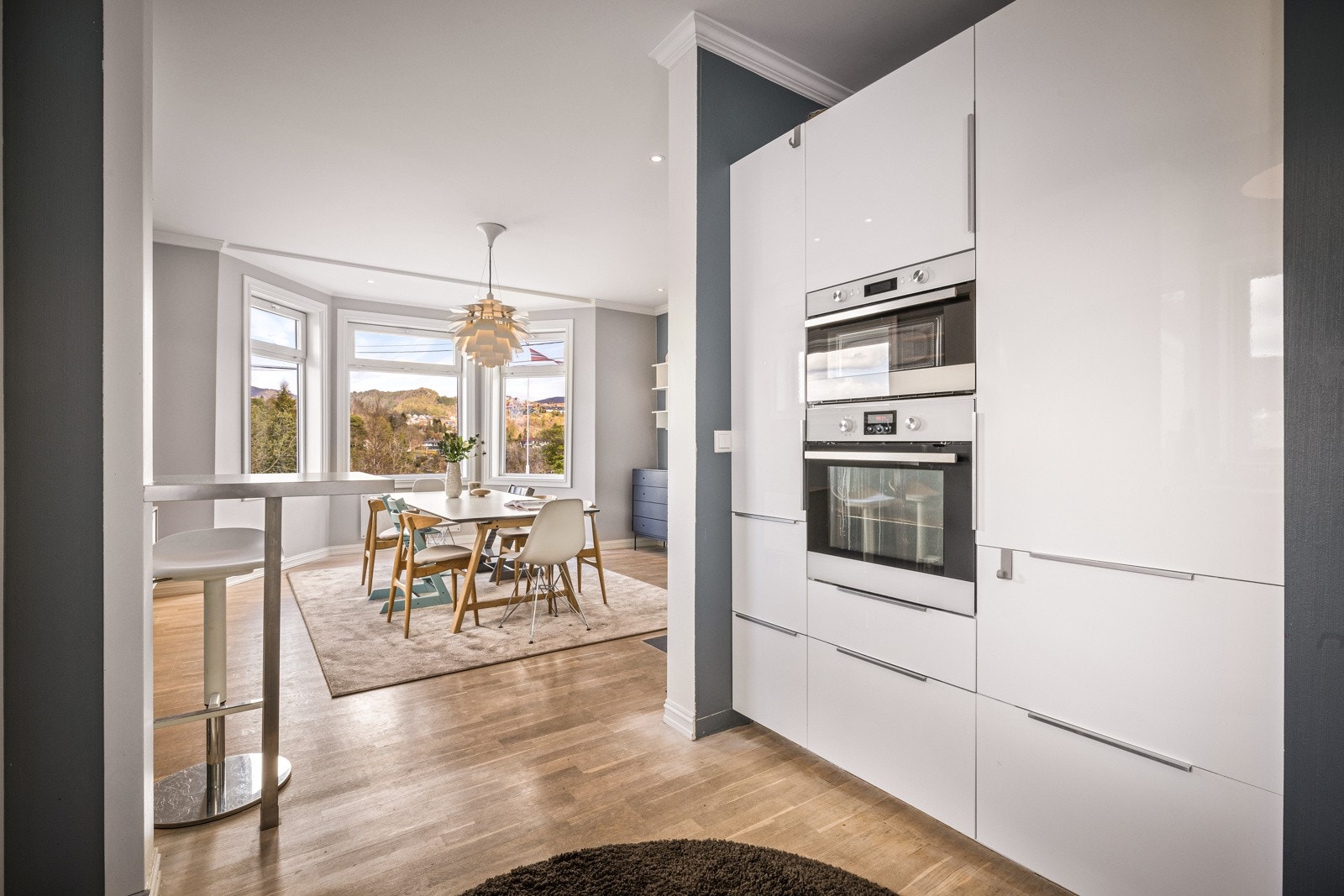 - Det er for øvrig rikelig med både skap- og benkeplass på kjøkken - Galleribilde