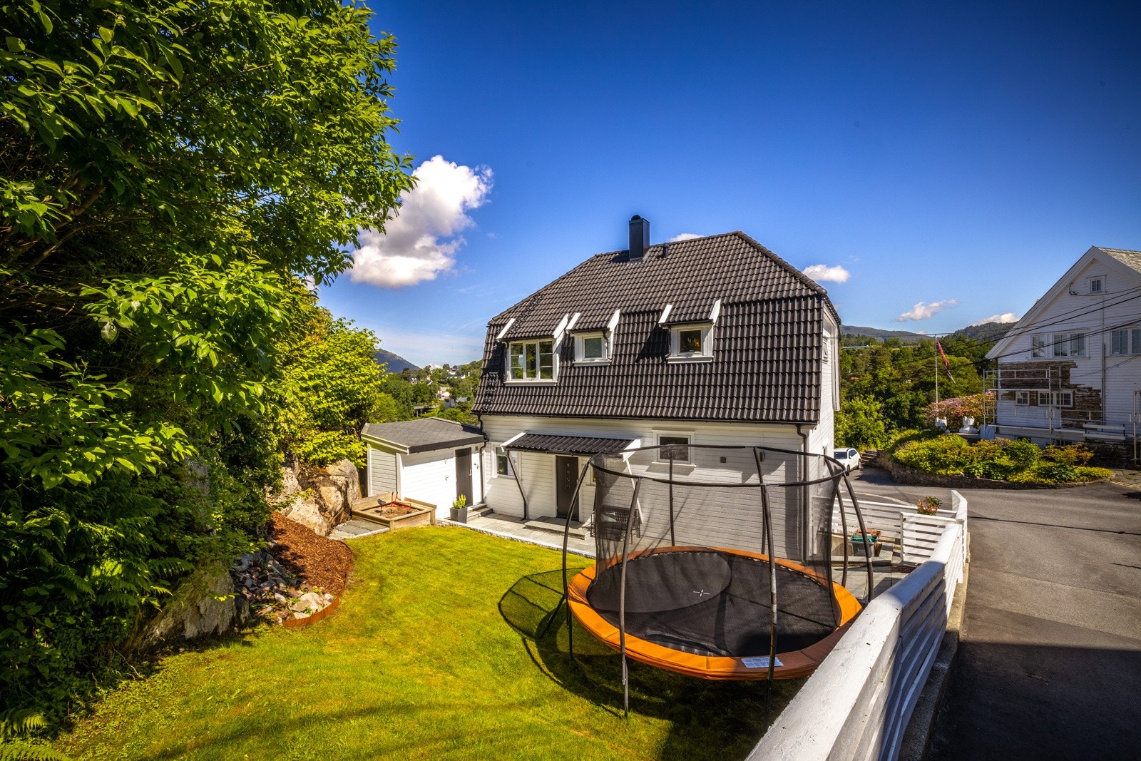 - Hage på bakside av villaen - Galleribilde