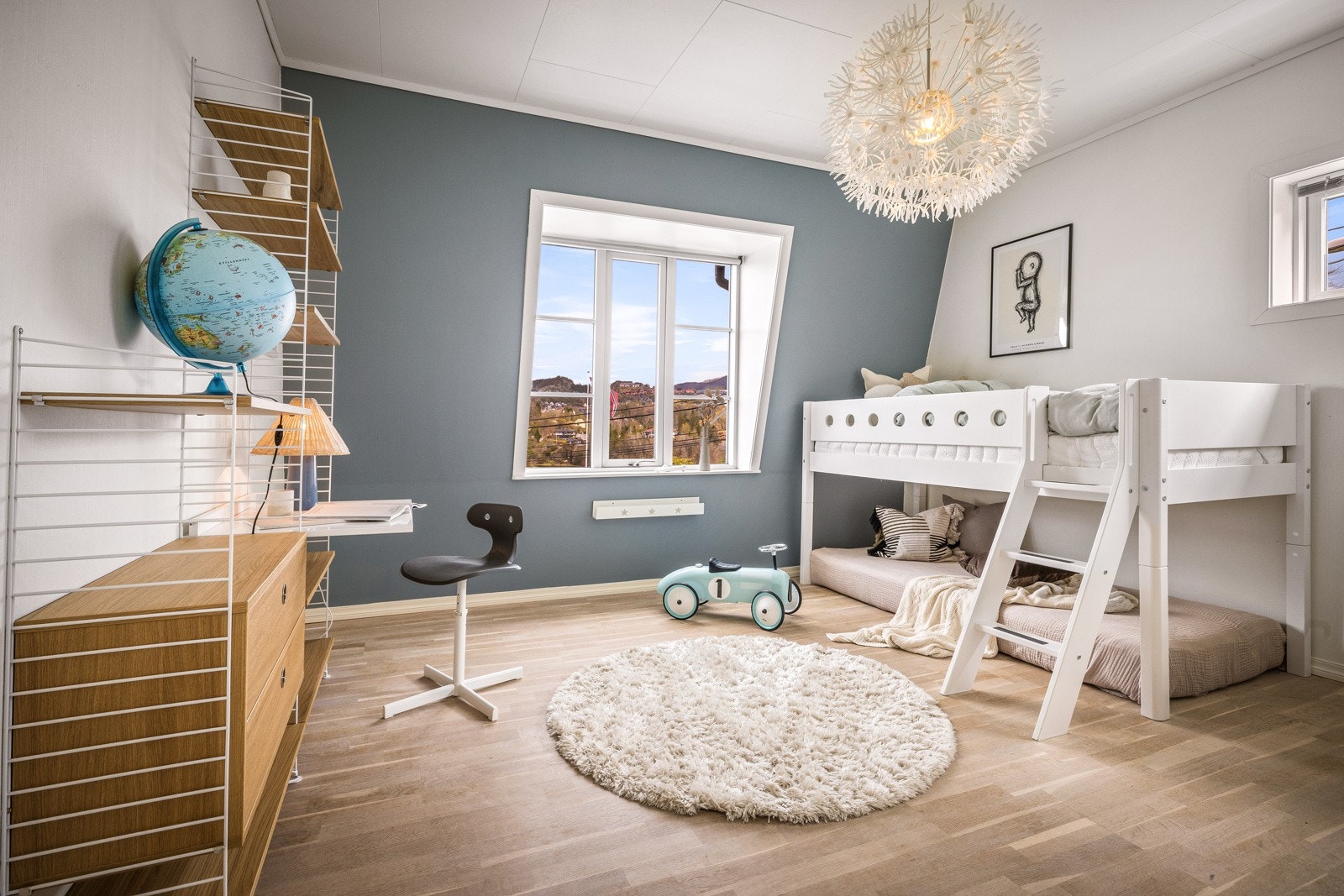 - Soverom nummer to med god plass til seng, garderobeløsning skrivepult - Galleribilde